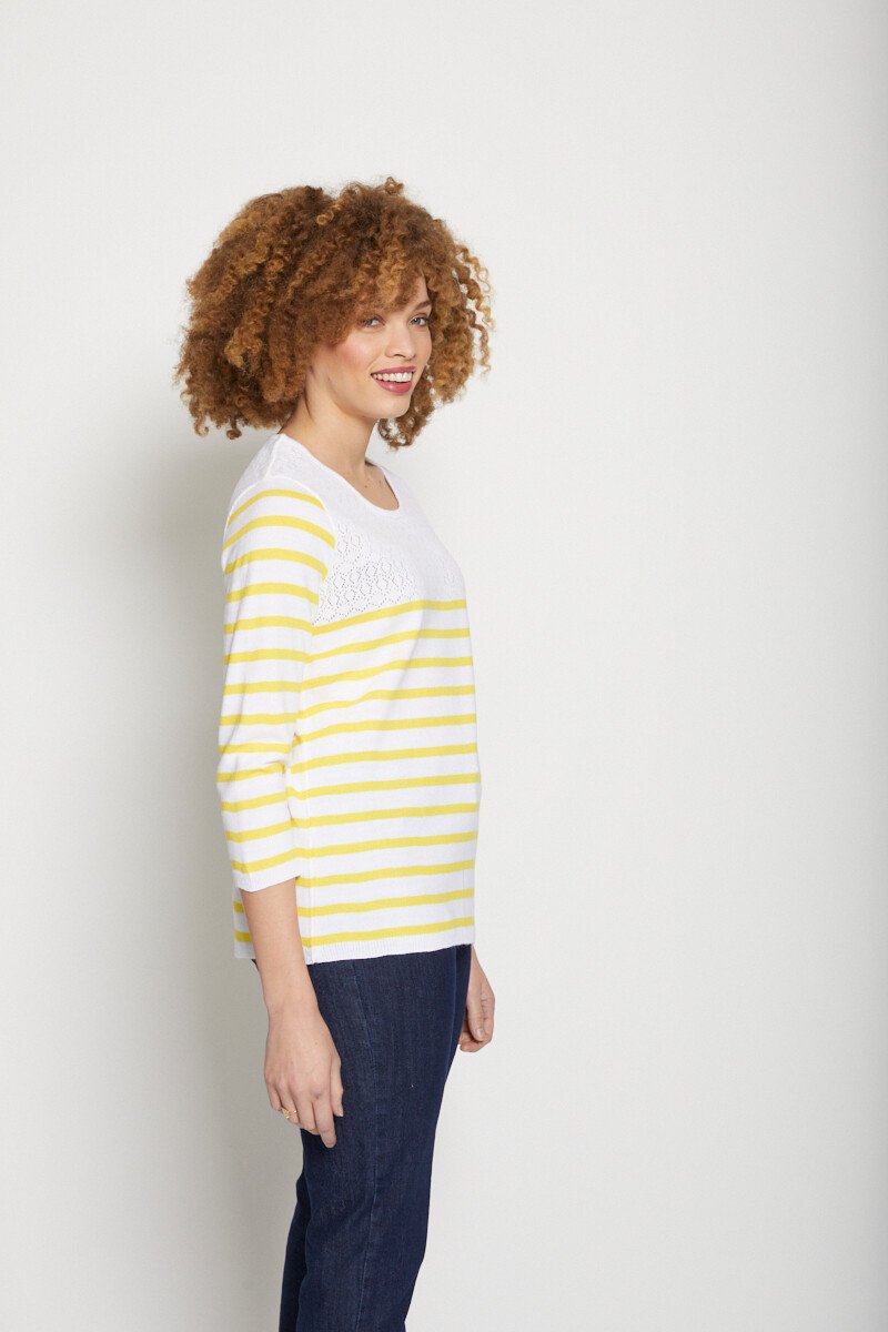 Maglia_a_righe_con_maglia_traforata_e_collo_rotondo_Raye_jaune_DR1_slim
