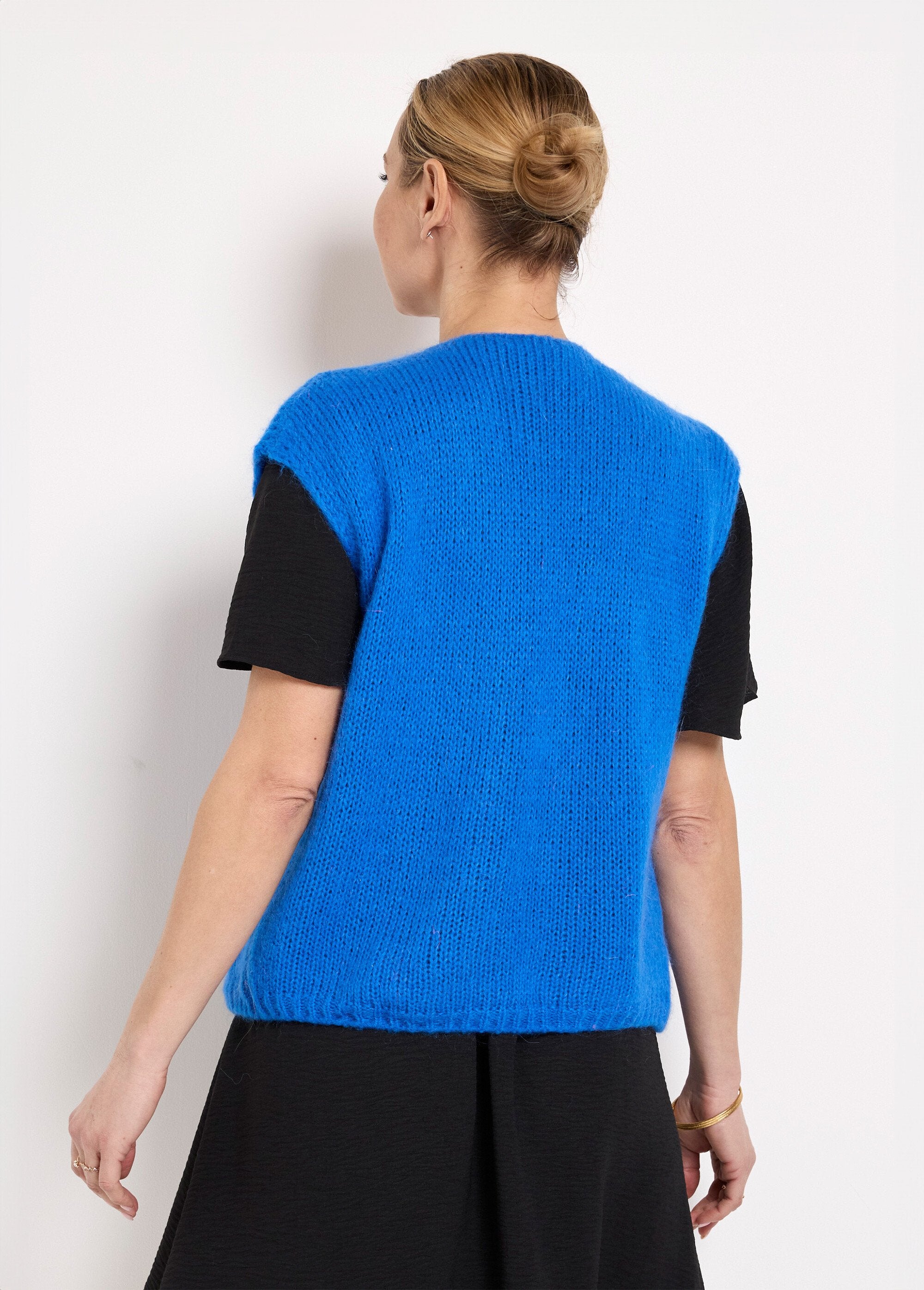 Maglia_senza_maniche_con_bordi_in_calda_lana_mohair_Bleu_vif_DO1_slim