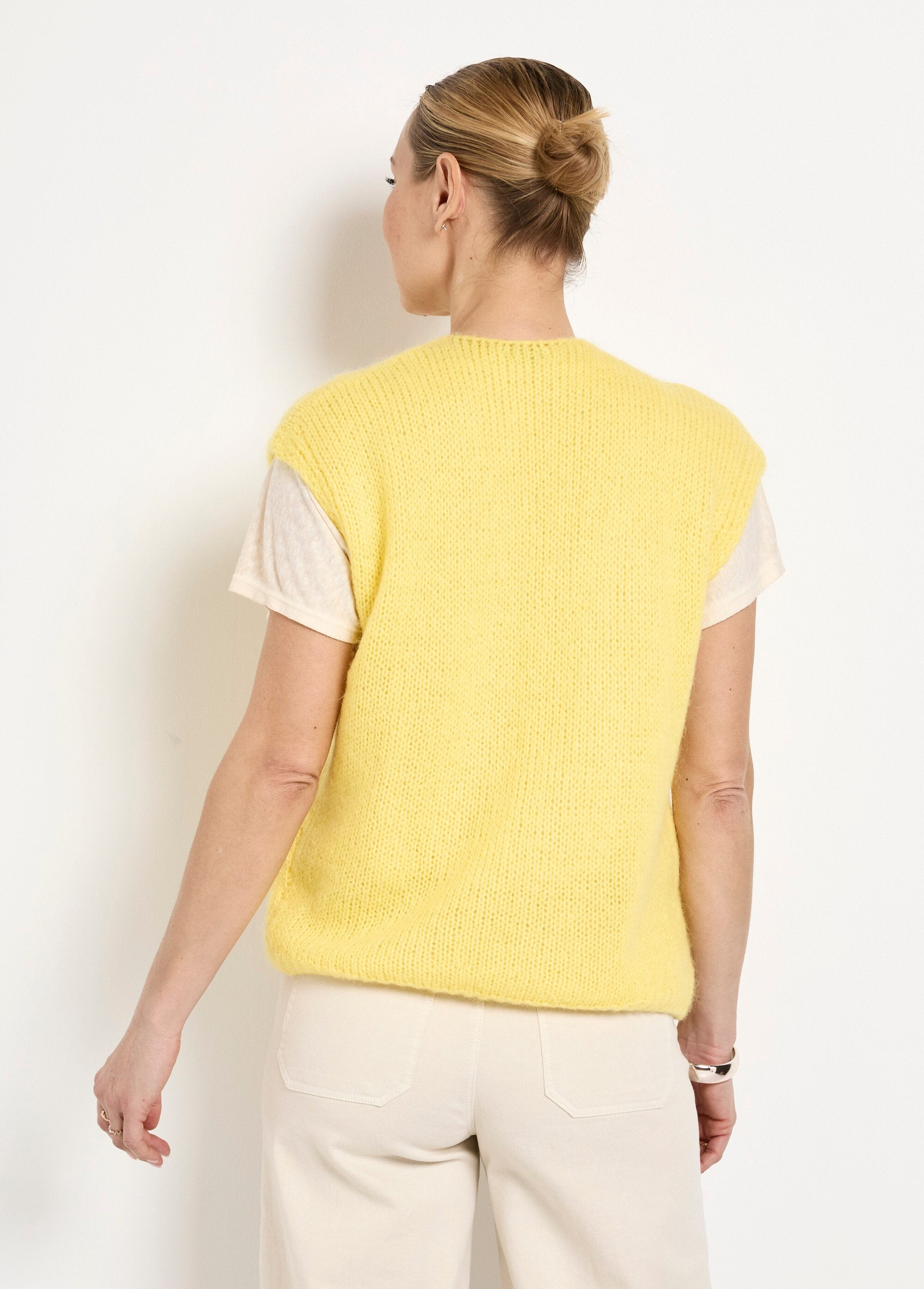 Maglia_senza_maniche_con_bordi_in_calda_lana_mohair_Jaune_DO1_slim