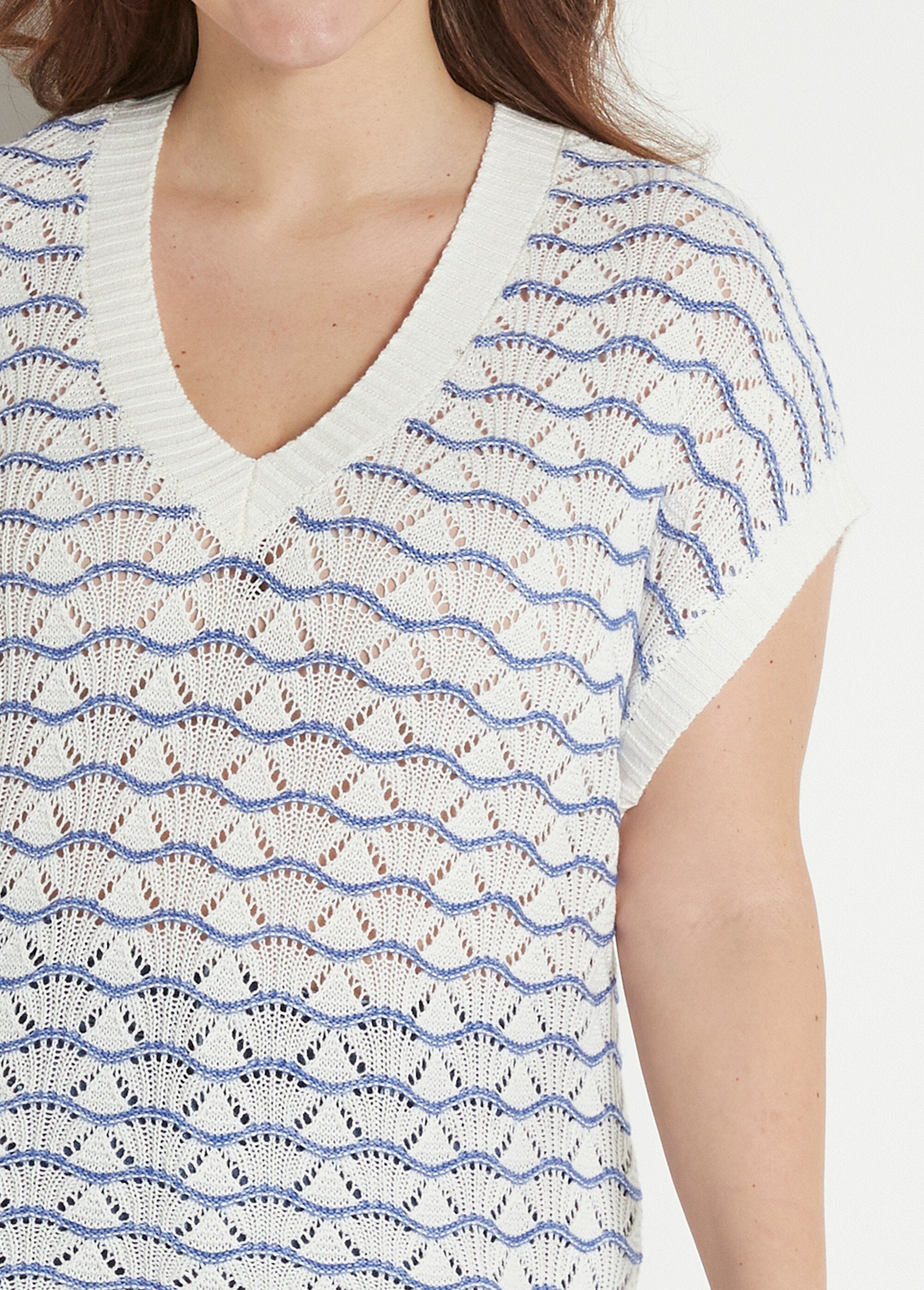 Maglia_bicolore_traforata_con_scollo_a_V_e_senza_maniche_Ecru_et_bleu_DE1_curvy
