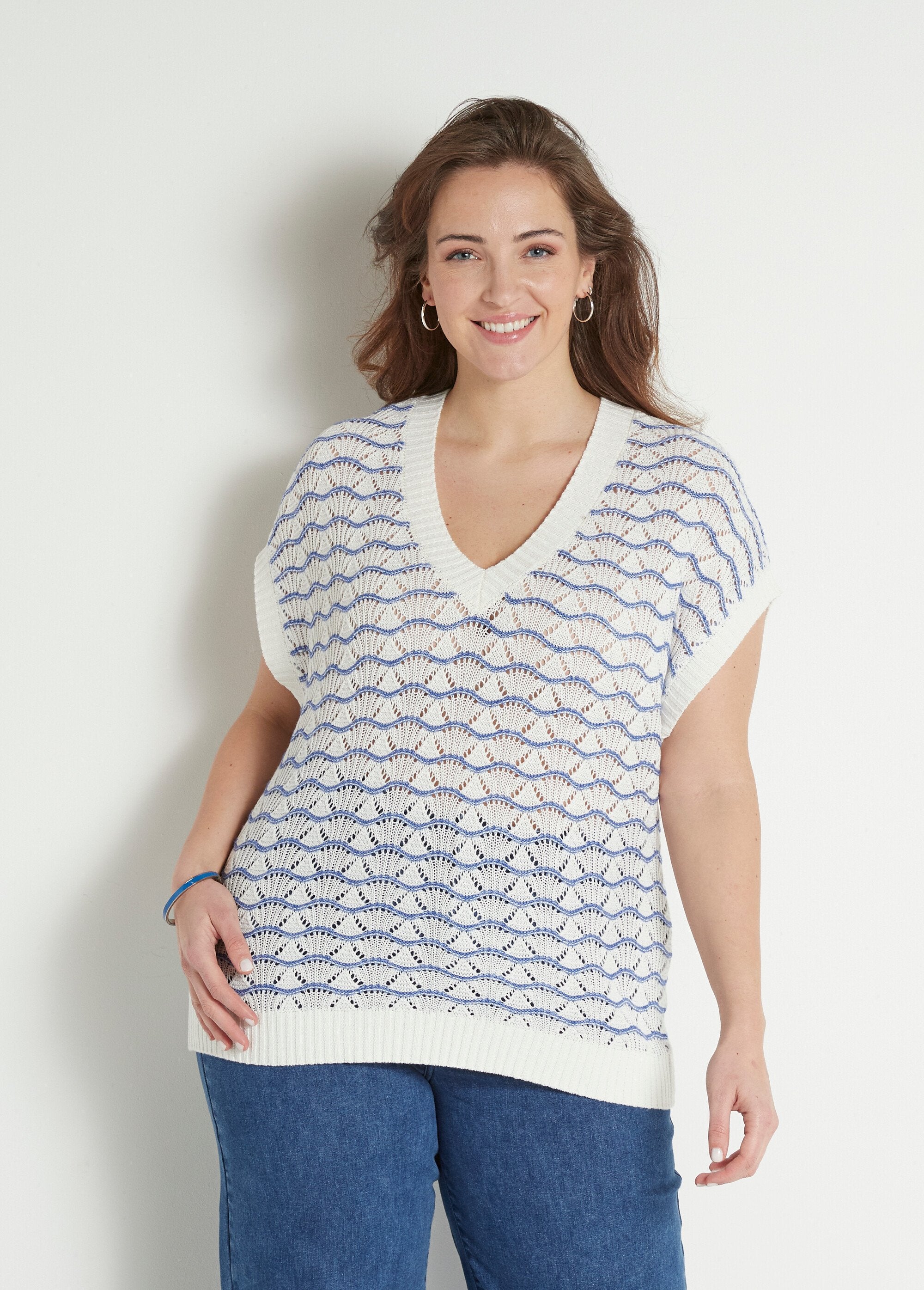 Maglia_bicolore_traforata_con_scollo_a_V_e_senza_maniche_Ecru_et_bleu_FA1_curvy