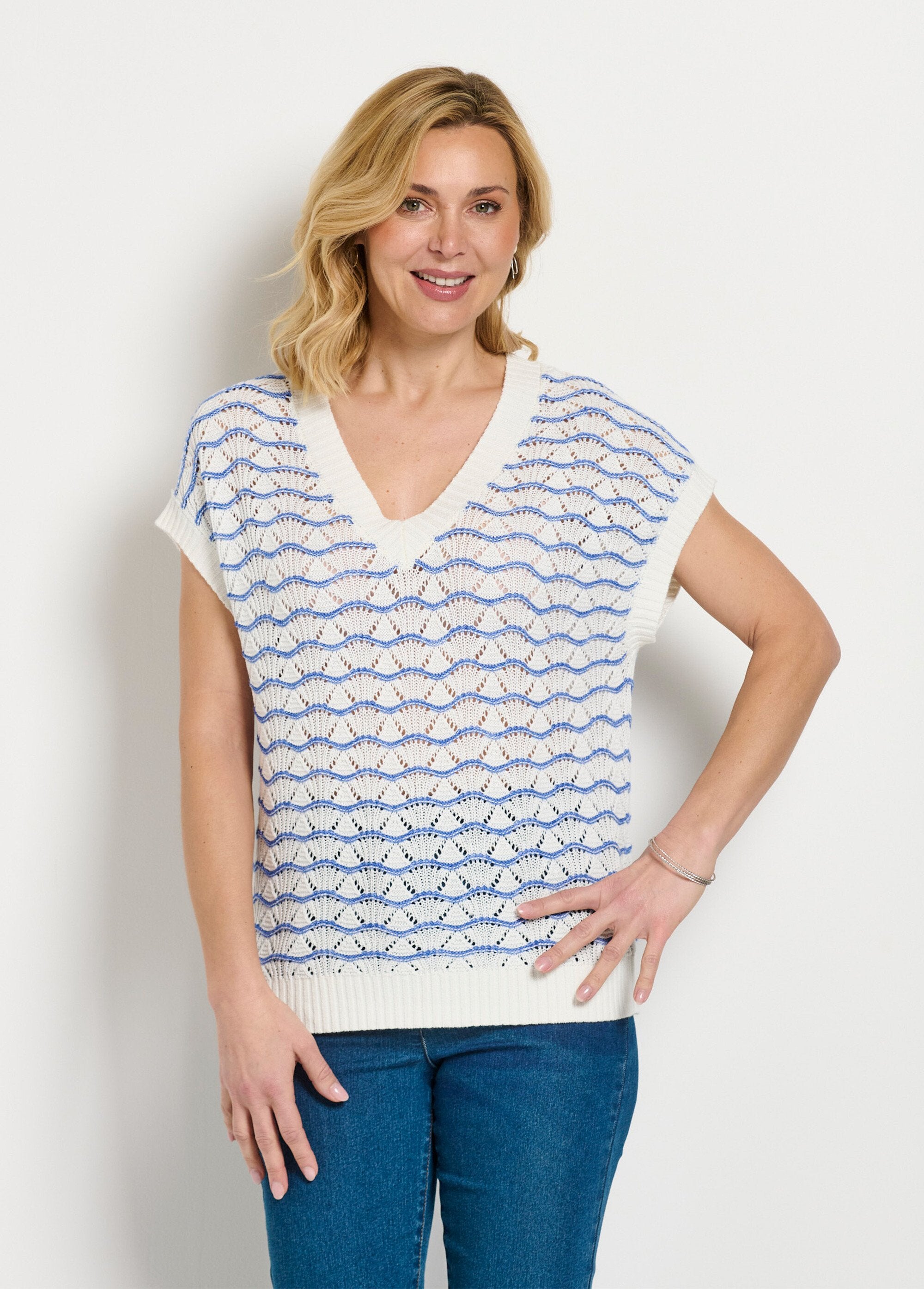 Maglia_bicolore_traforata_con_scollo_a_V_e_senza_maniche_Ecru_et_bleu_FA2_slim