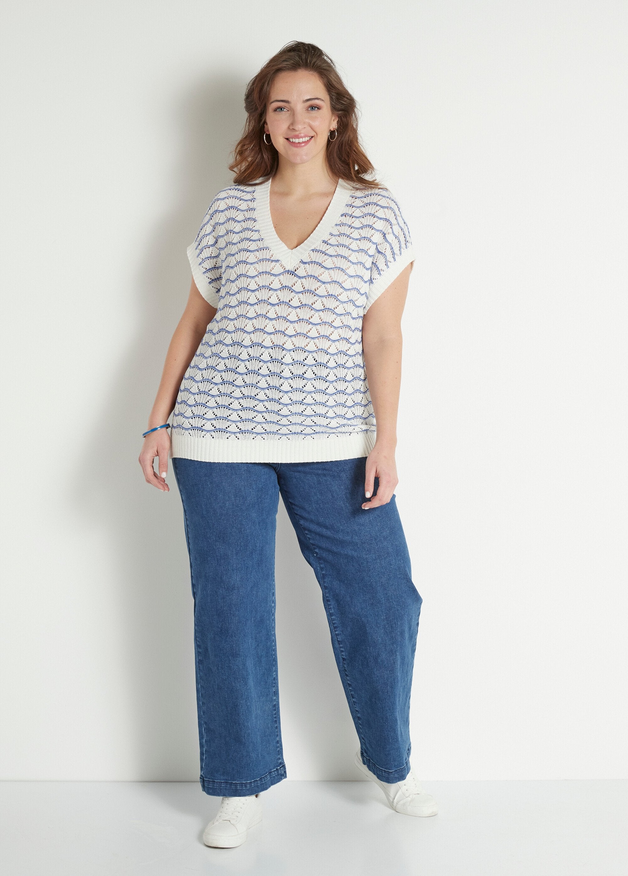 Maglia_bicolore_traforata_con_scollo_a_V_e_senza_maniche_Ecru_et_bleu_SF1_curvy