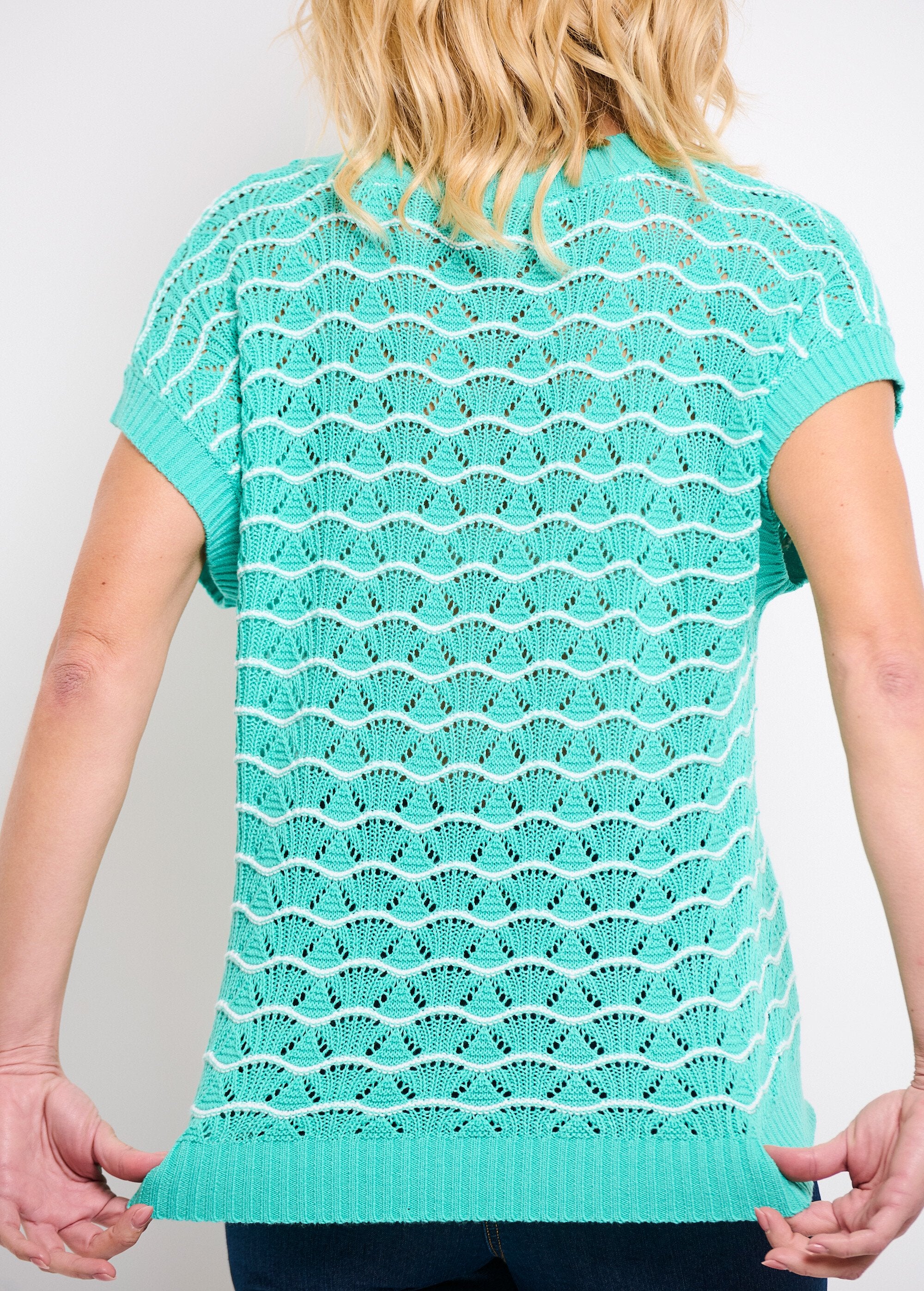 Maglia_bicolore_traforata_con_scollo_a_V_e_senza_maniche_Menthe_et_ecru_DE2_slim