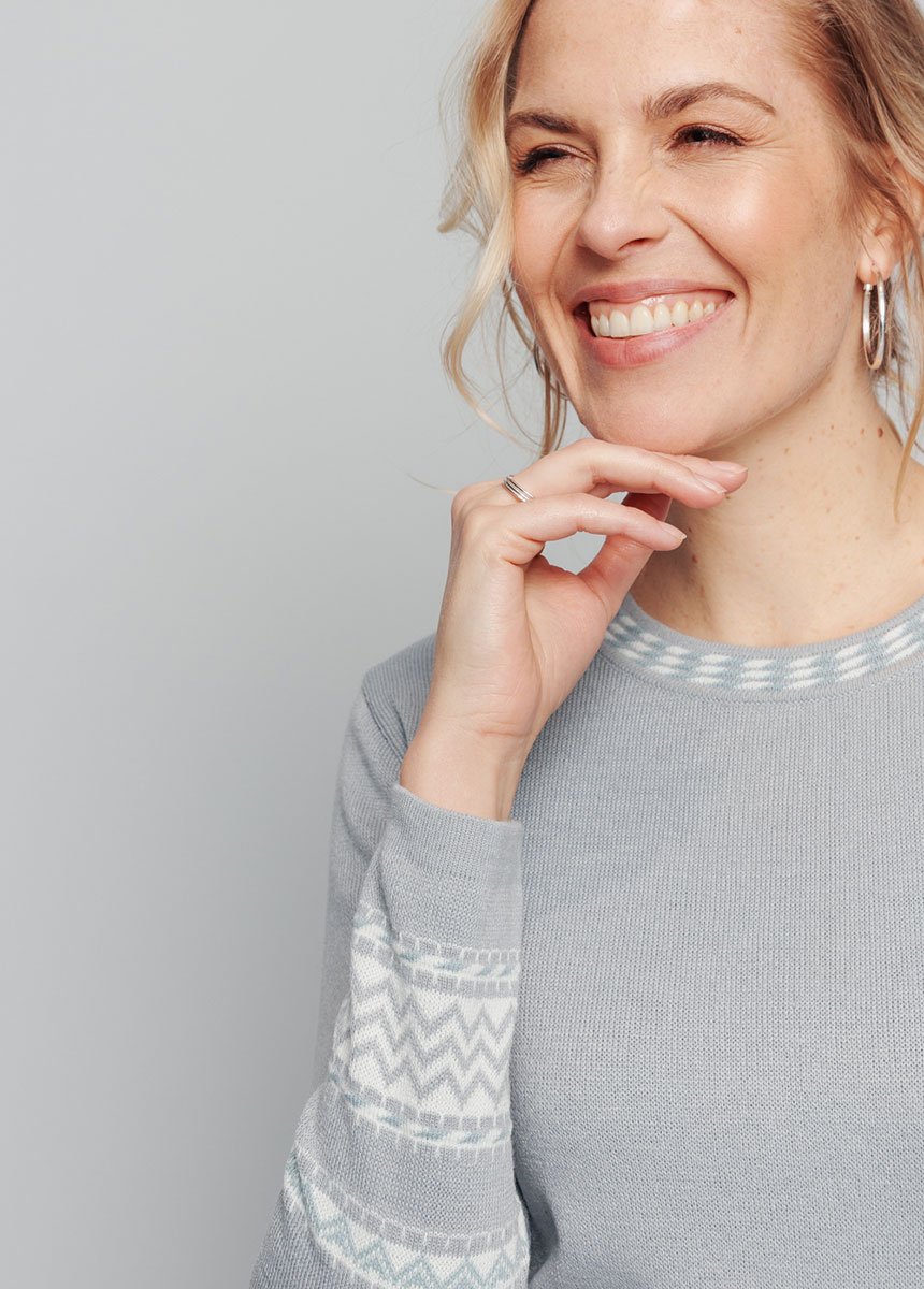 Morbido_maglione_a_tunica_in_jacquard_di_media_lunghezza_con_scollo_rotondo_Gris_DE1_slim