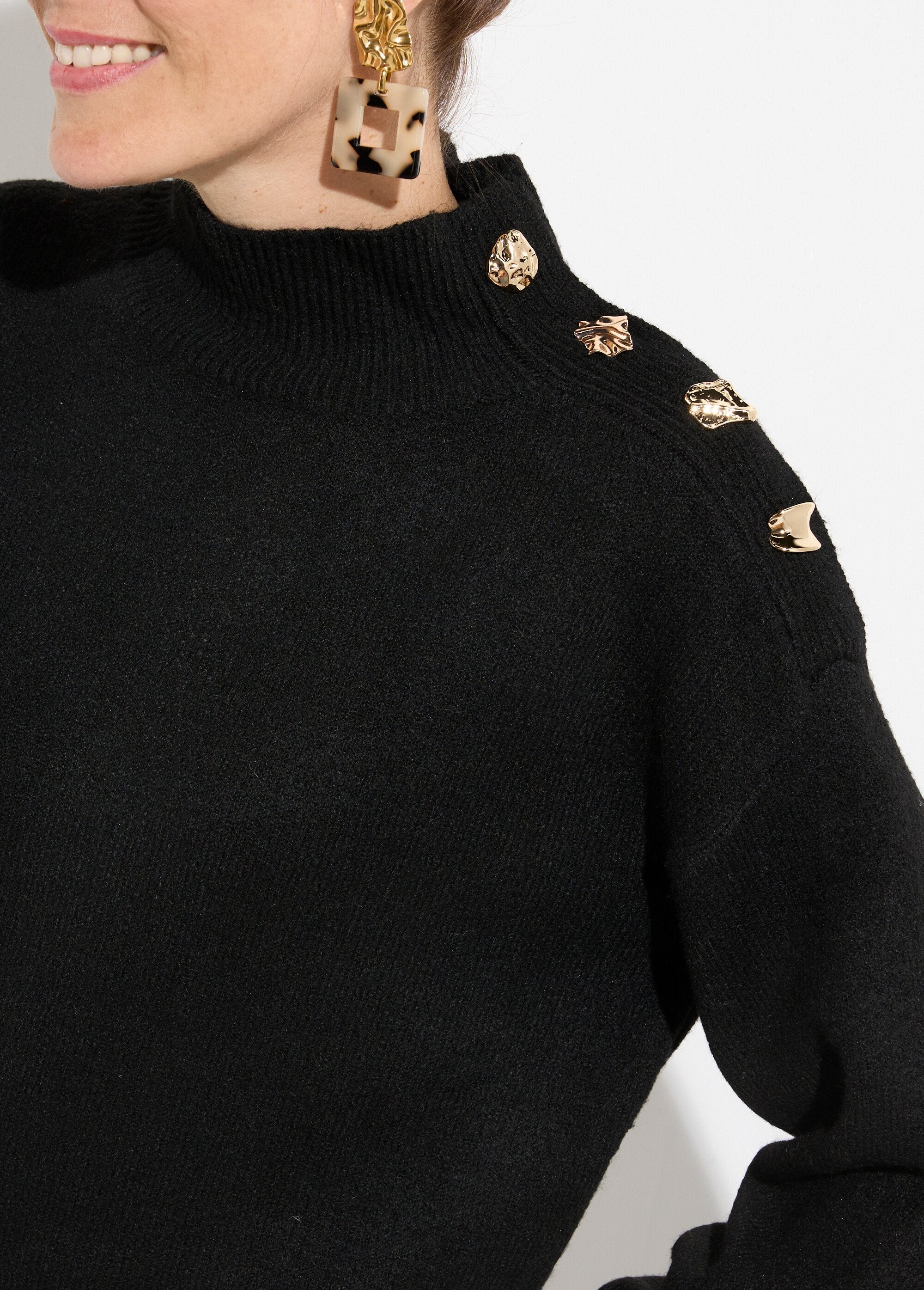 Maglia_a_collo_alto_con_bottoni_gioiello_in_metallo_Noir_DE1_slim