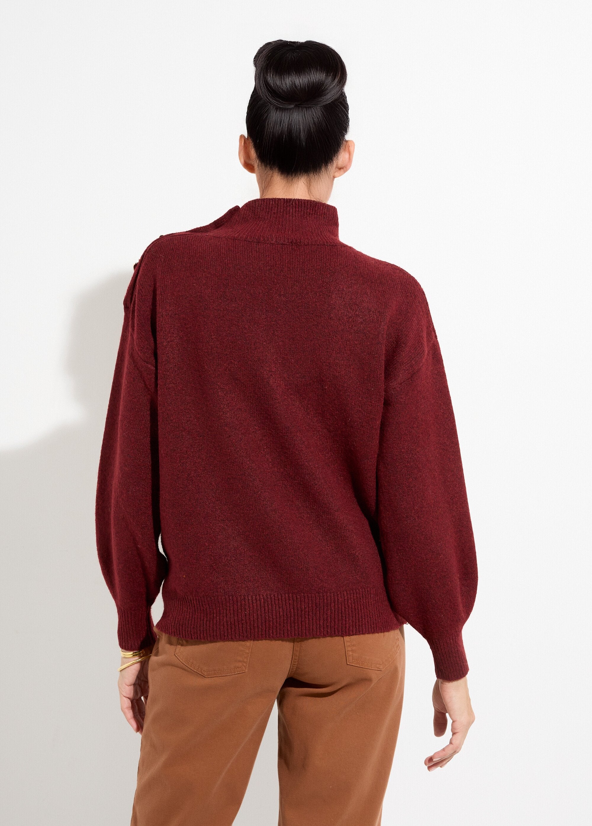 Maglia_a_collo_alto_con_bottoni_gioiello_in_metallo_Bordeaux_DO1_slim