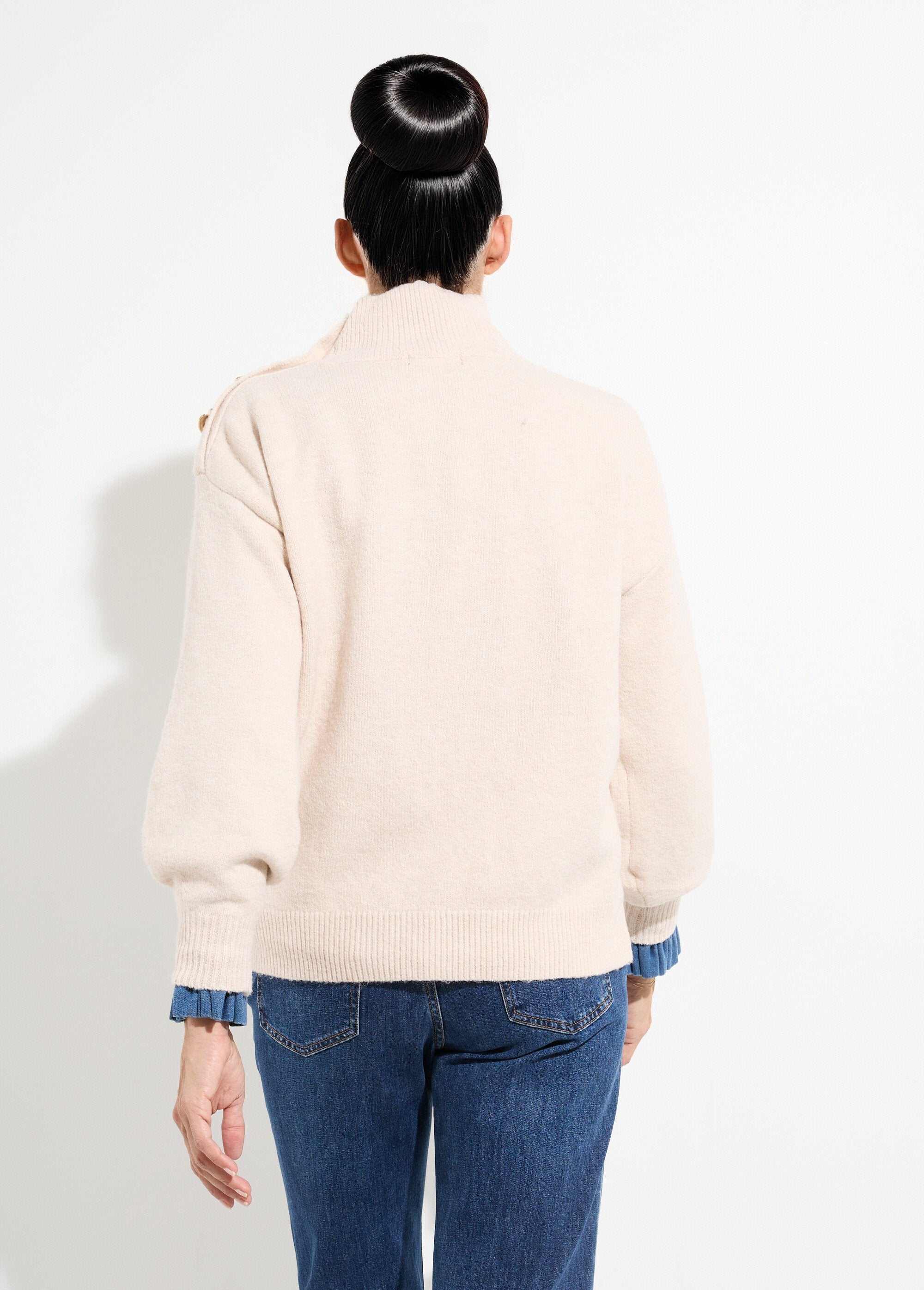 Maglia_a_collo_alto_con_bottoni_gioiello_in_metallo_Beige_DO1_slim