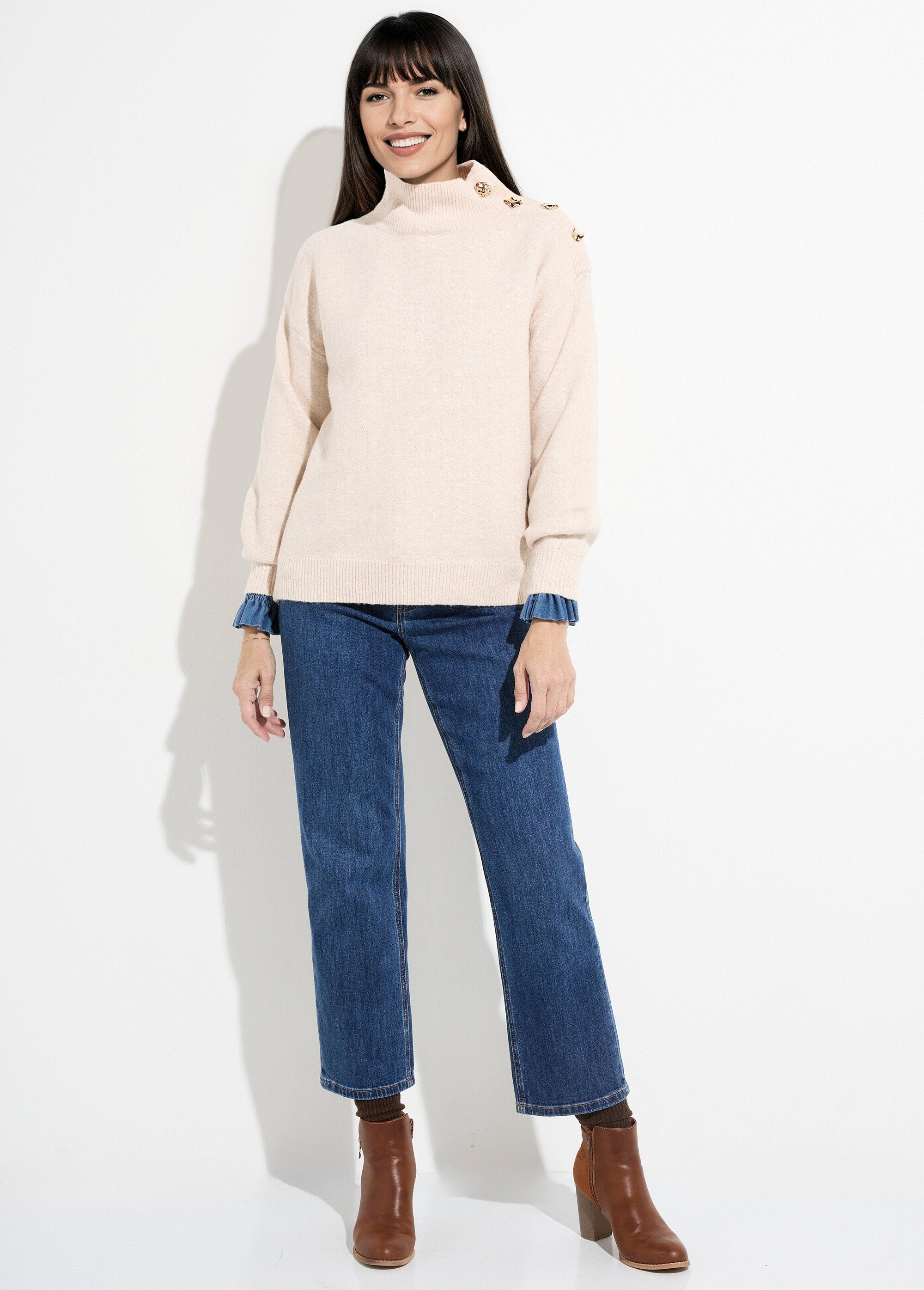 Maglia_a_collo_alto_con_bottoni_gioiello_in_metallo_Beige_SF1_slim