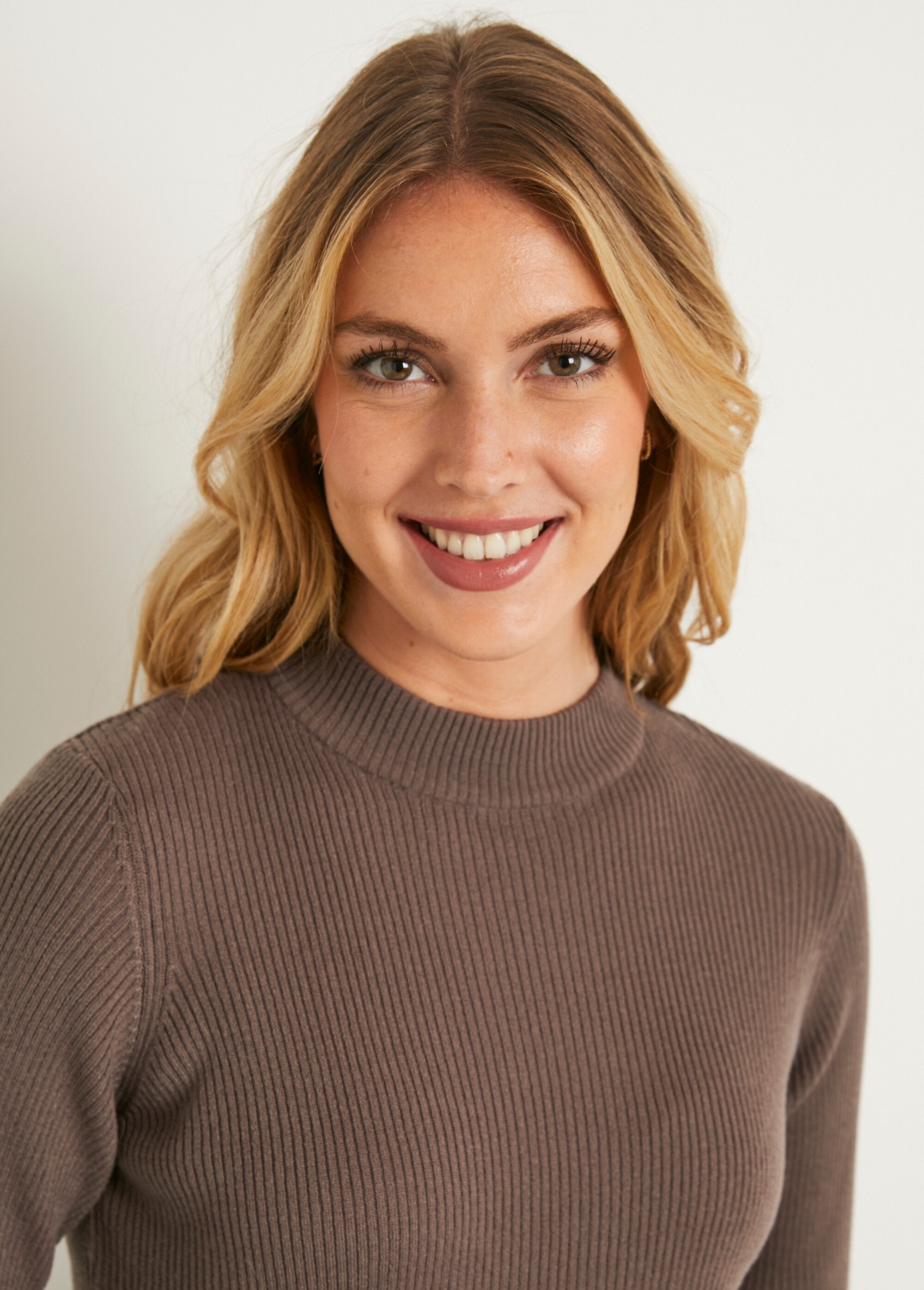 Maglia_a_collo_alto_in_maglia_a_coste_Taupe_DE2_slim