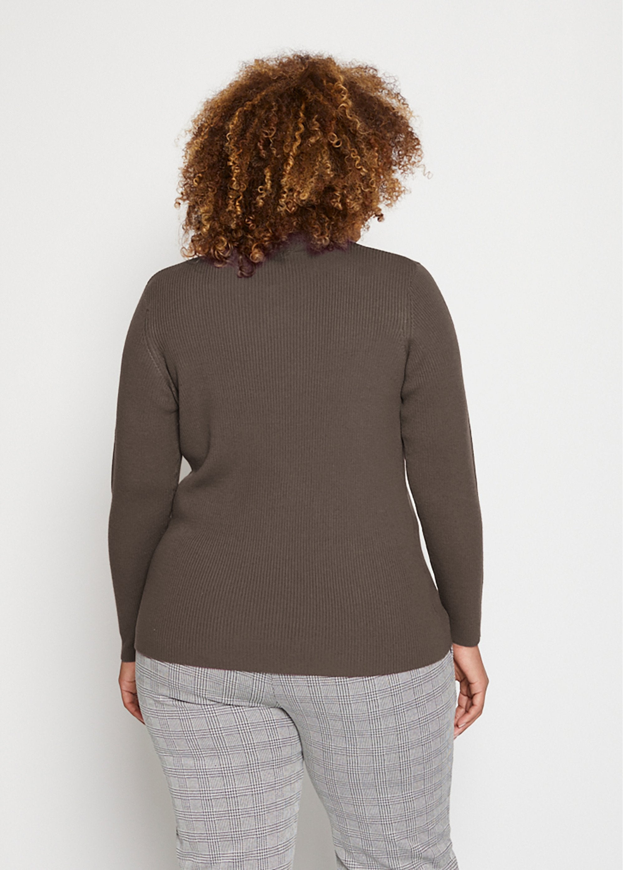 Maglia_a_collo_alto_in_maglia_a_coste_Taupe_DO1_curvy