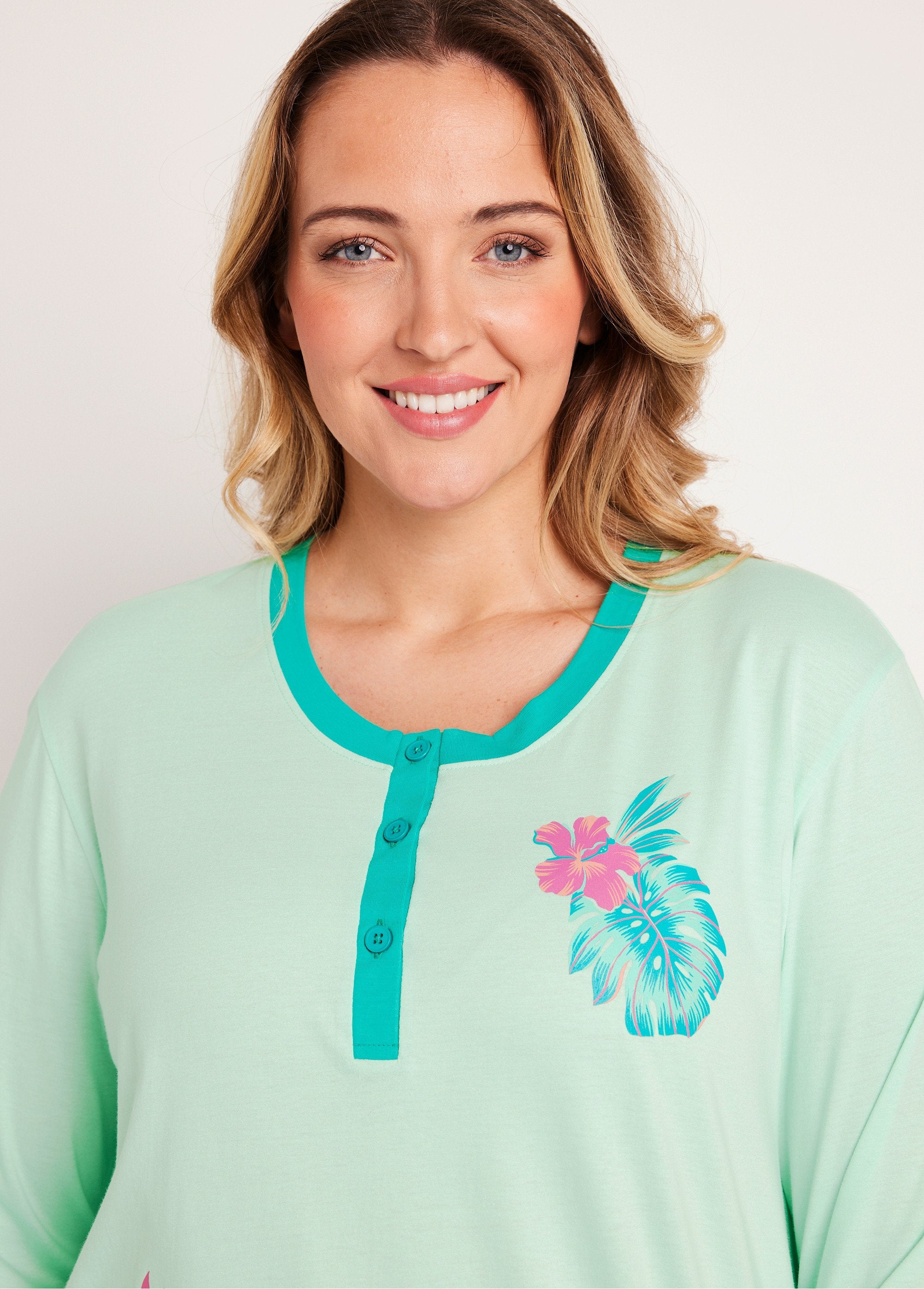 Pigiama_button-down_in_cotone_esotico_Stampa_tropicale_DE1_curvy