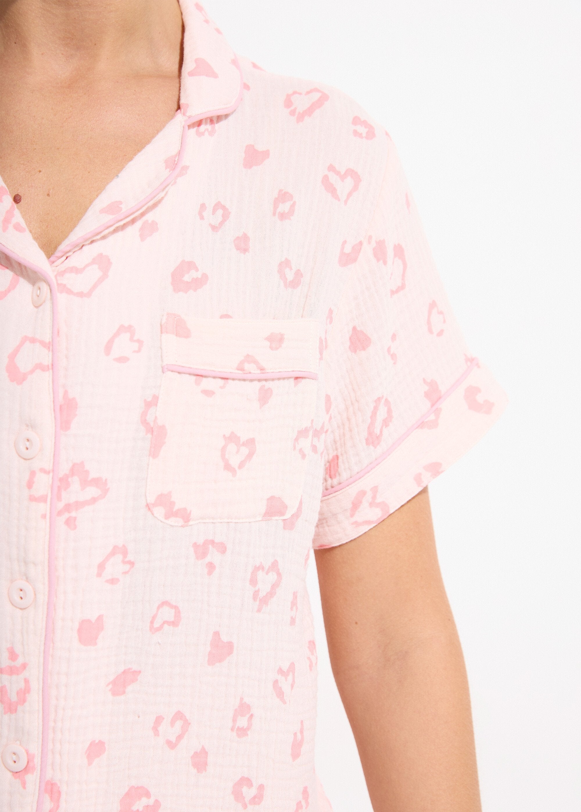 Pigiama_button-down_in_garza_di_cotone_stampato_Rose_DE2_slim