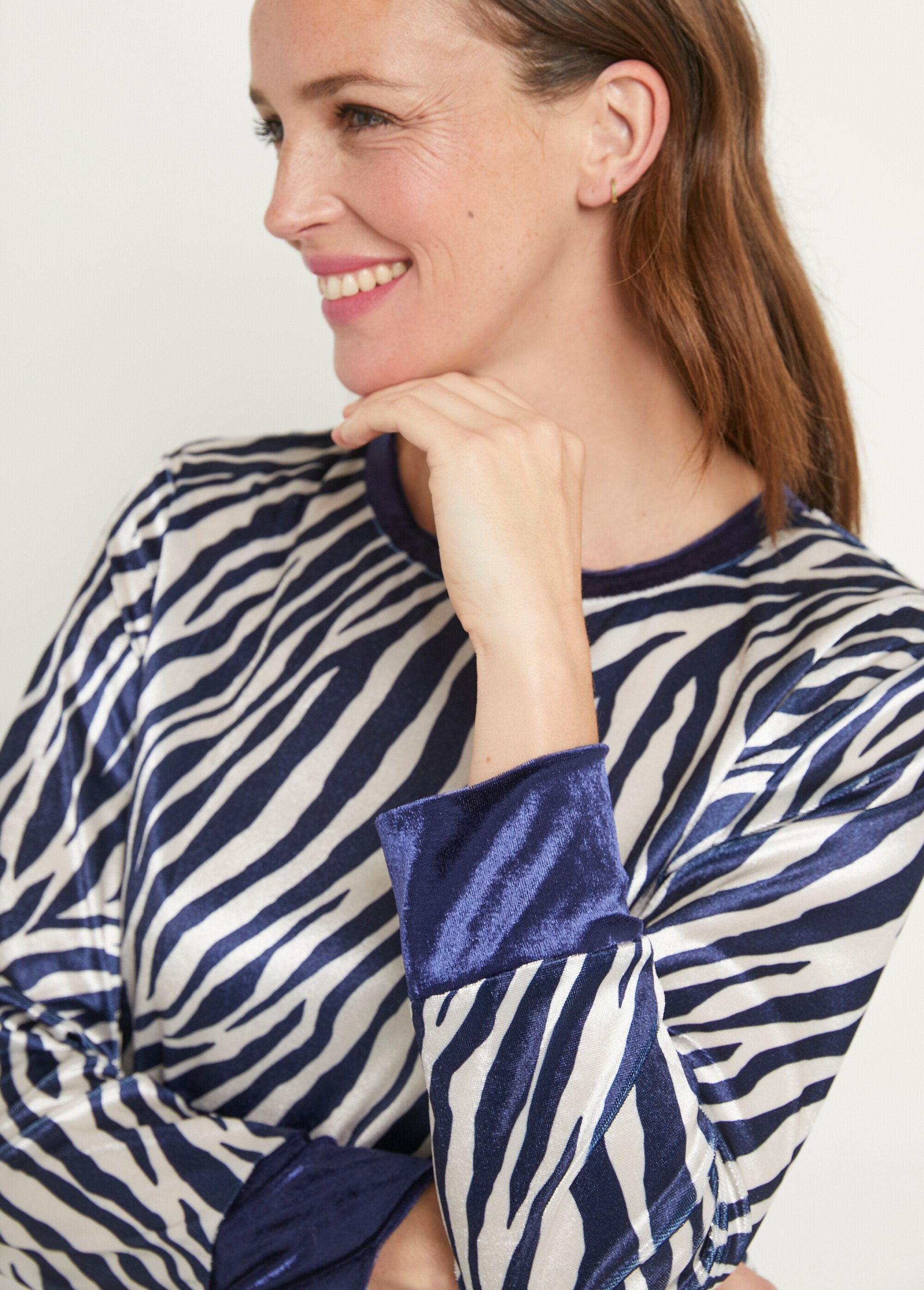 Caldo_pigiama_con_collo_tondo_in_velluto_animalier_Imprime_marine_DE1_slim