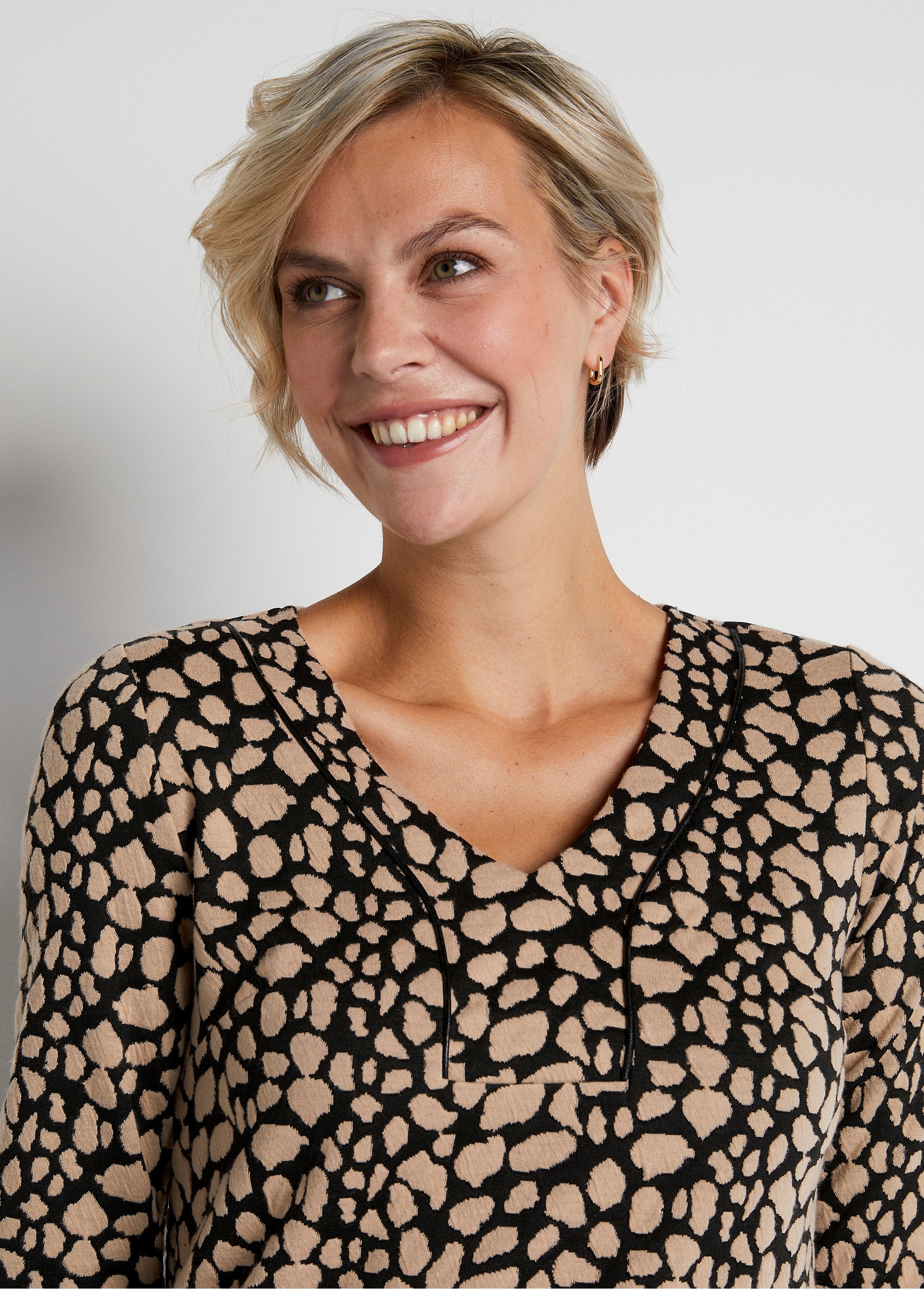 Abito_corto_in_jacquard_bicolore_Nero_e_beige_DE1_slim