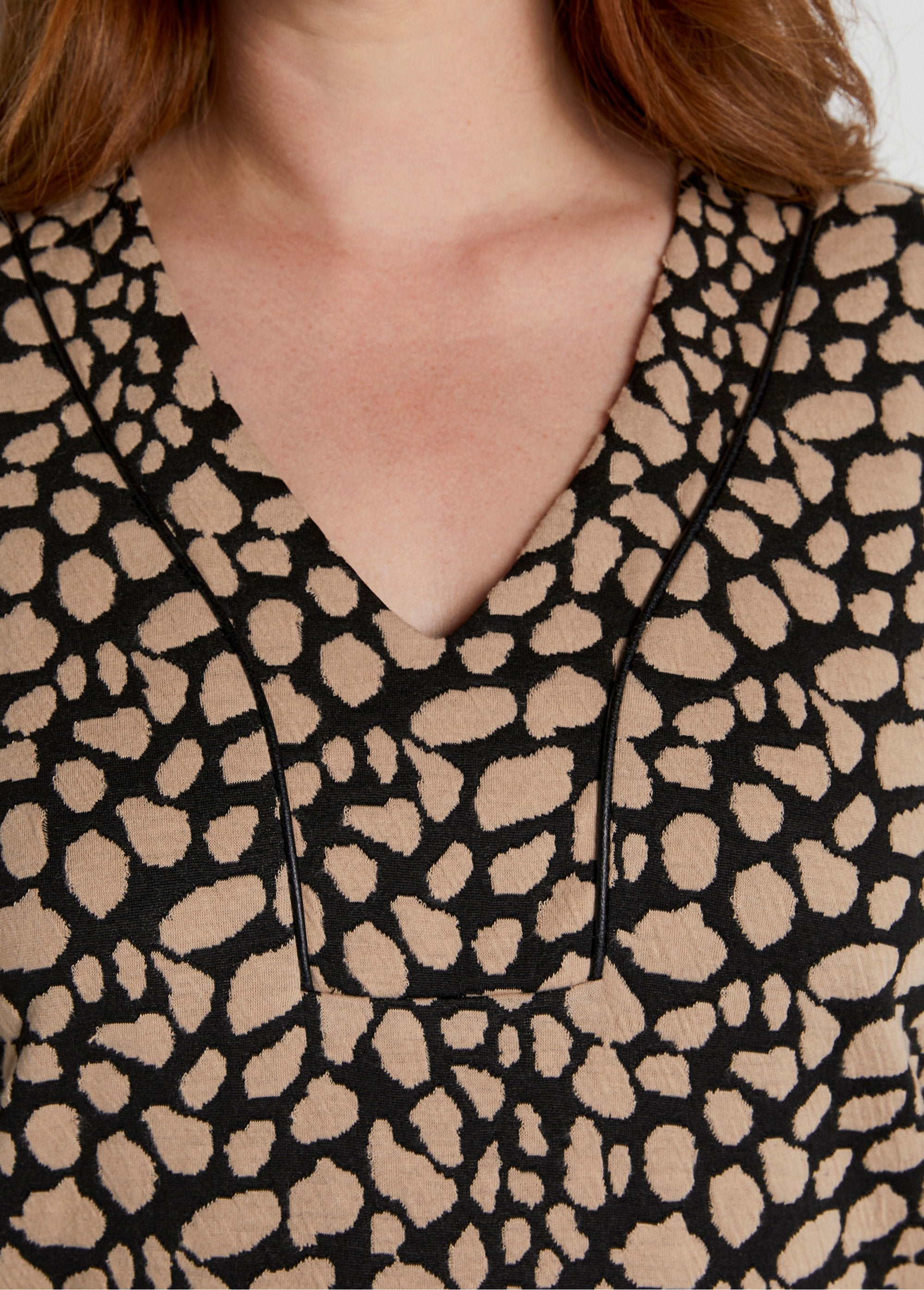 Abito_corto_in_jacquard_bicolore_Nero_e_beige_DE2_curvy