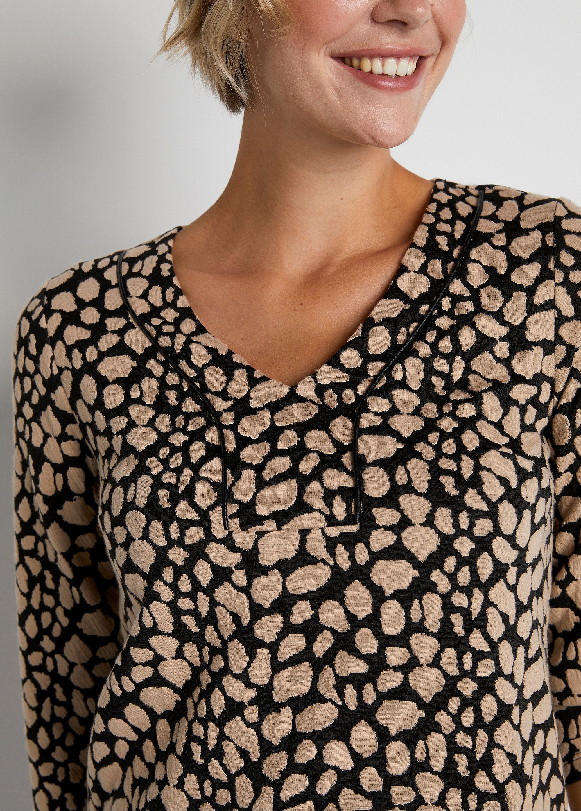 Abito_corto_in_jacquard_bicolore_Nero_e_beige_DE2_slim