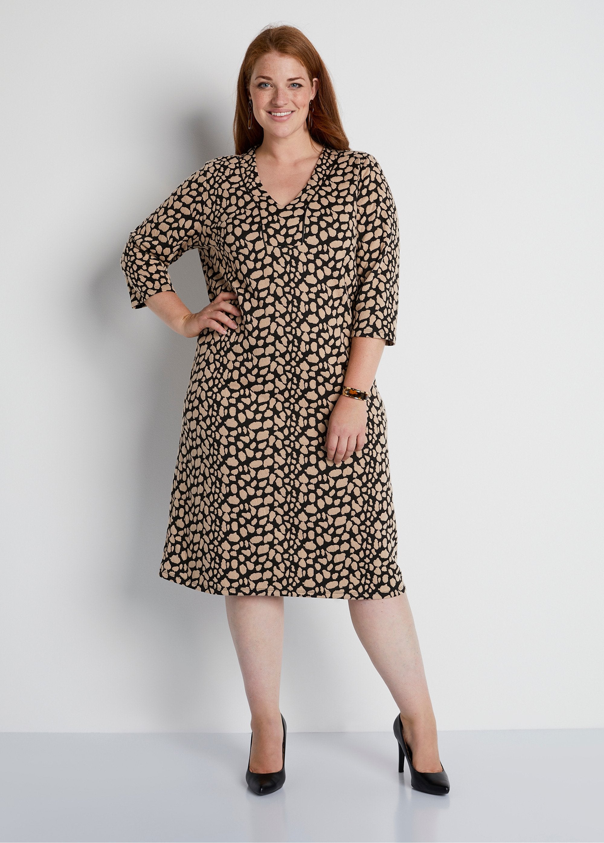 Abito_corto_in_jacquard_bicolore_Nero_e_beige_FA1_curvy