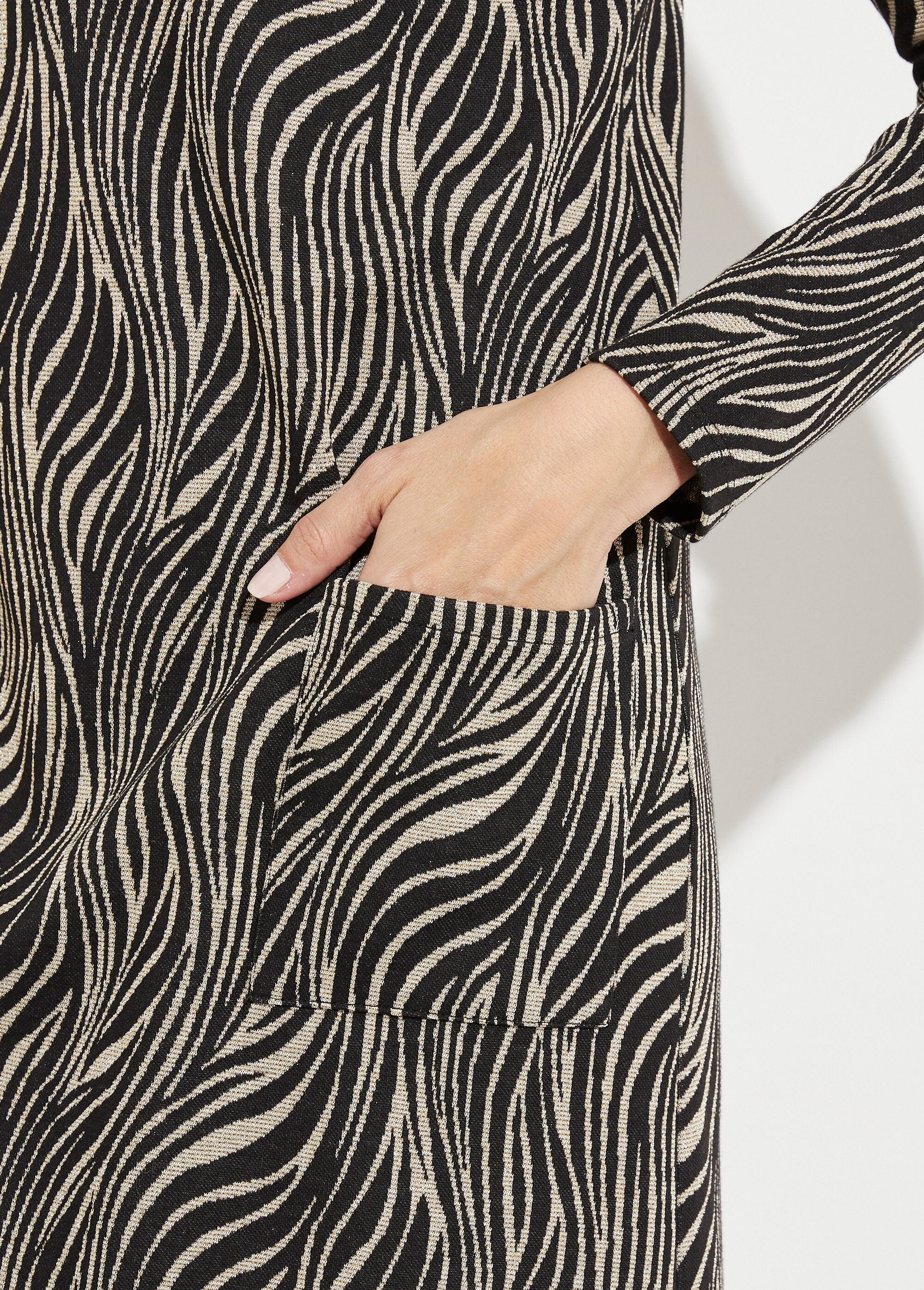 Abito_corto_e_ampio_in_jacquard_zebrato_Noir_et_blanc_DE3_slim