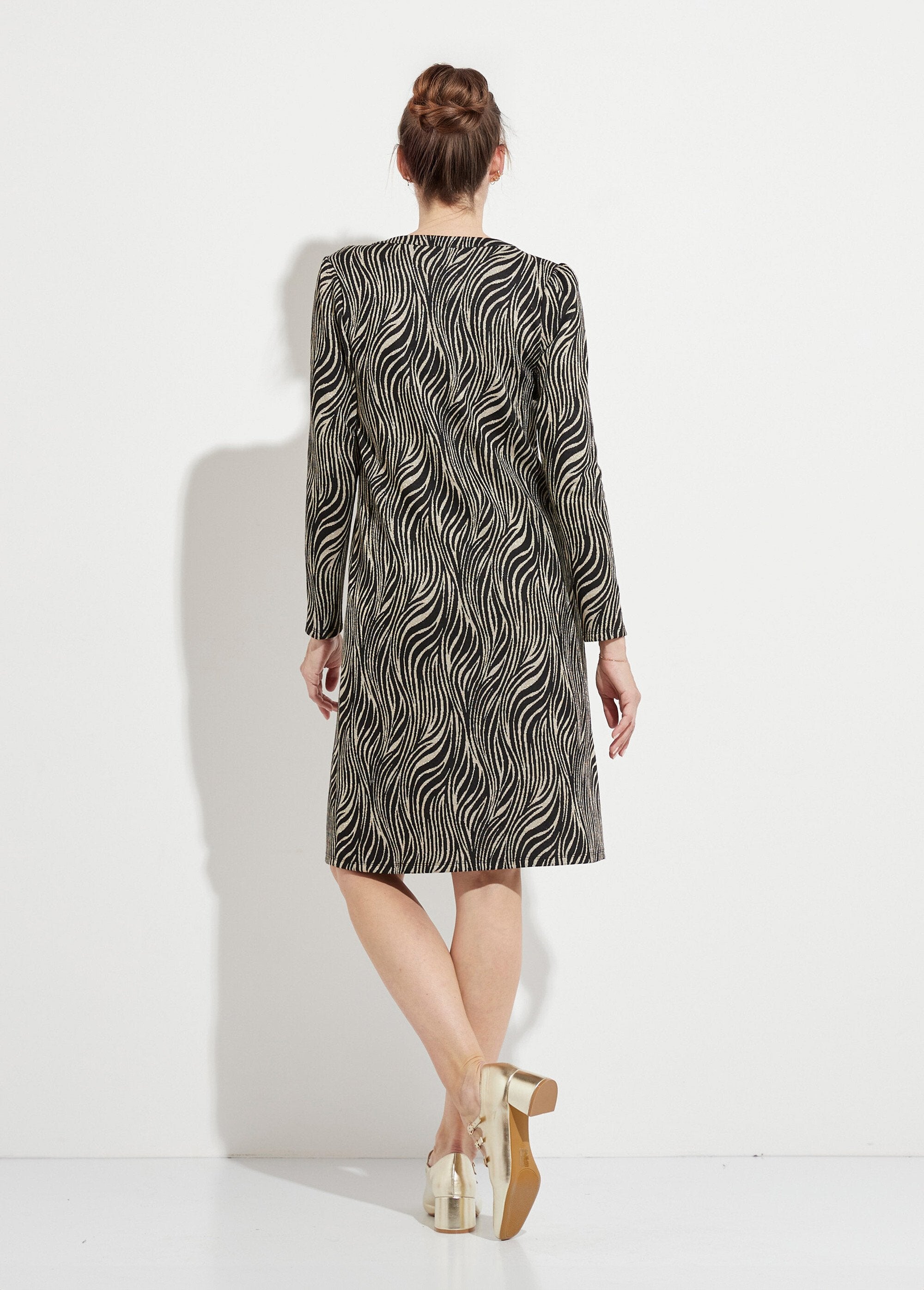 Abito_corto_e_ampio_in_jacquard_zebrato_Noir_et_blanc_DO1_slim