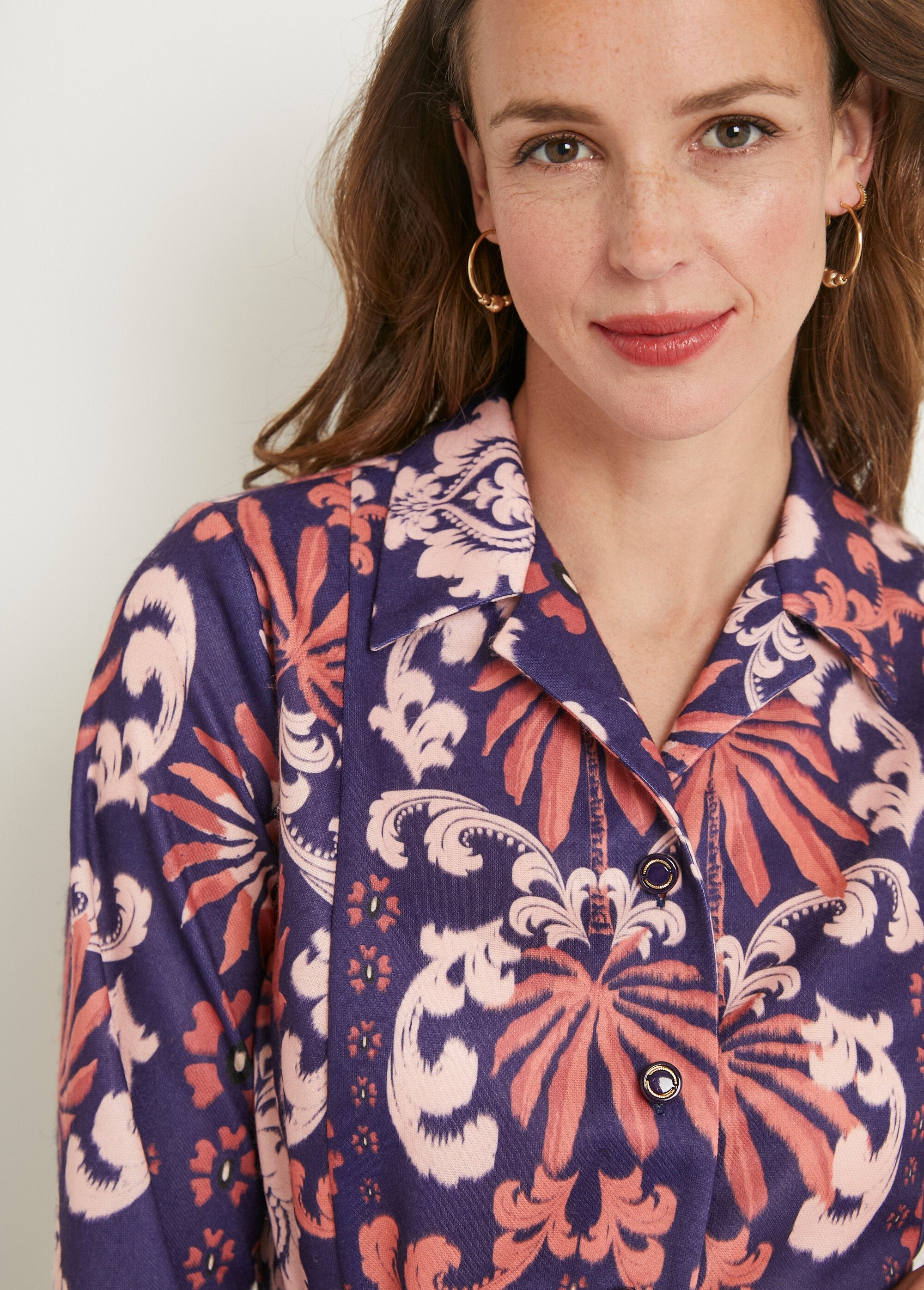 Abito_di_media_lunghezza_con_bottoni_in_raso_e_colletto_sartoriale_Marine_et_rose_DE1_slim