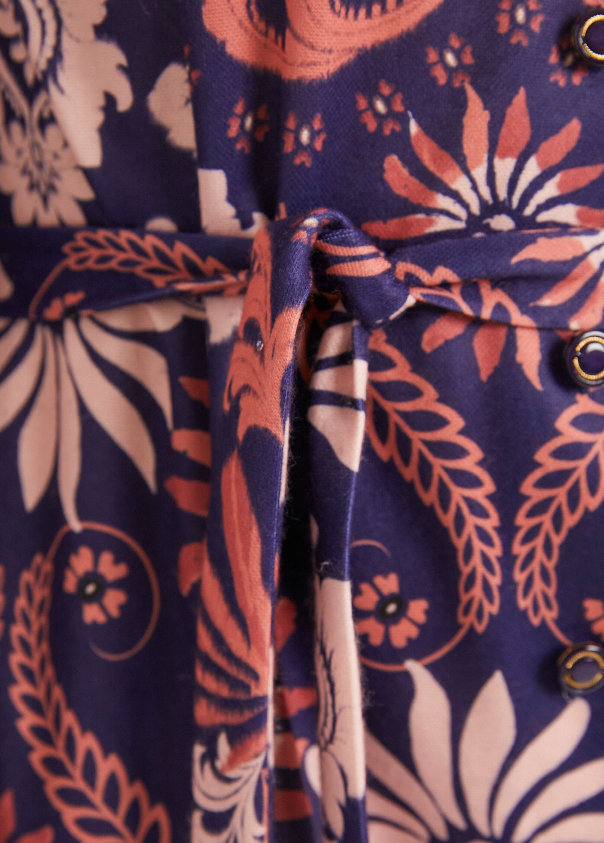 Abito_di_media_lunghezza_con_bottoni_in_raso_e_colletto_sartoriale_Marine_et_rose_DE3_slim