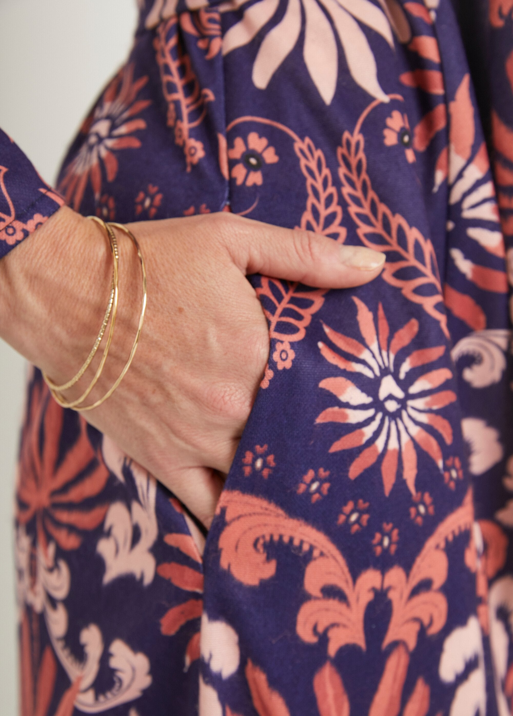 Abito_di_media_lunghezza_con_bottoni_in_raso_e_colletto_sartoriale_Marine_et_rose_DE4_slim