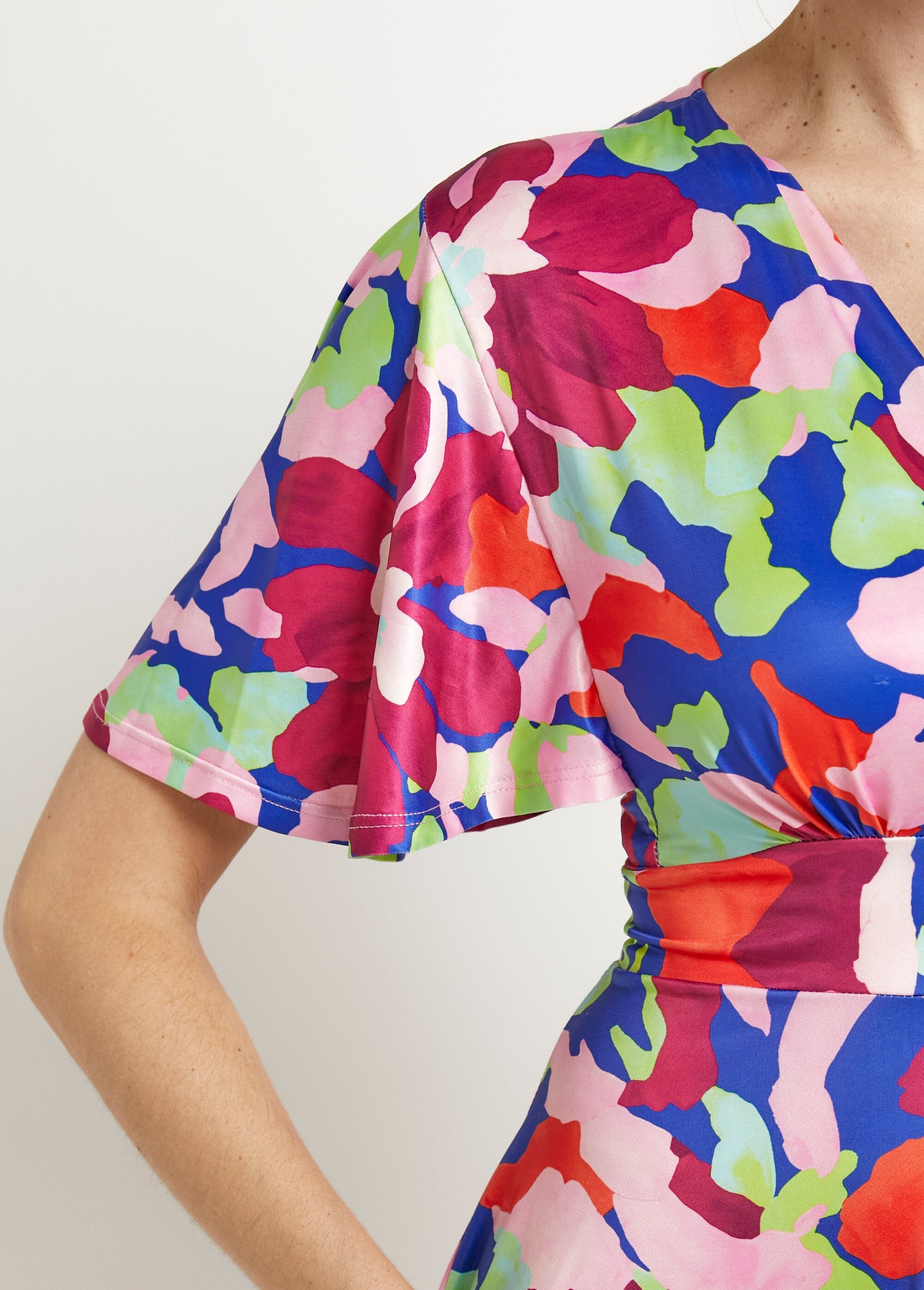 Abito_a_portafoglio_con_maniche_a_farfalla_e_motivi_artistici_Rose_imprime_DE1_slim