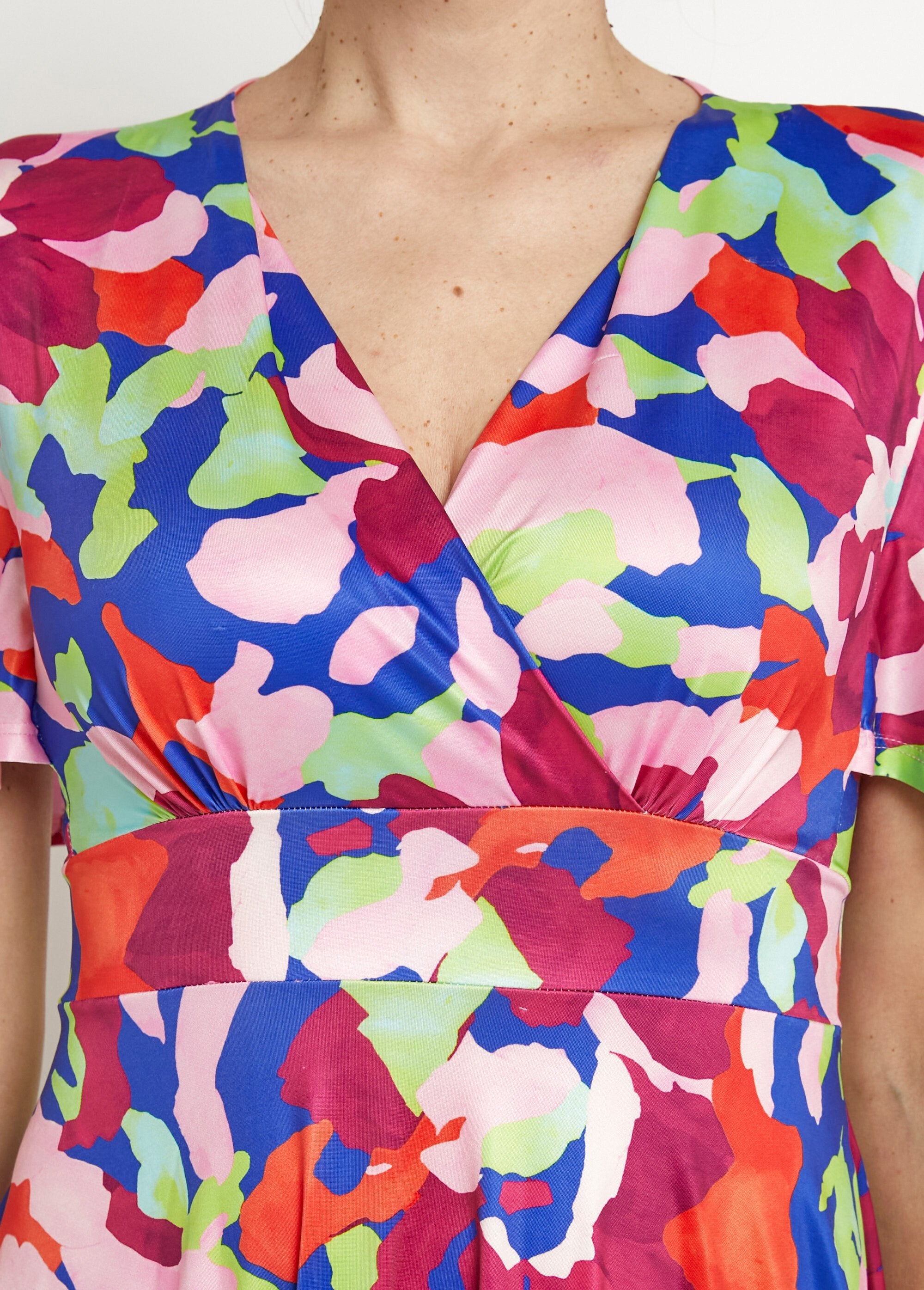 Abito_a_portafoglio_con_maniche_a_farfalla_e_motivi_artistici_Rose_imprime_DE2_slim