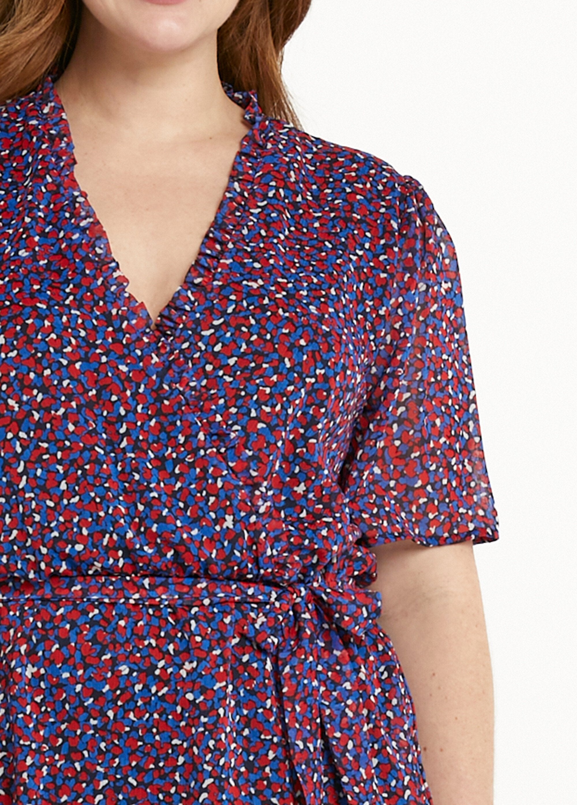 Abito_a_portafoglio_con_stampa_grafica_e_volant_in_voile_Marine_et_rouge_DE1_curvy