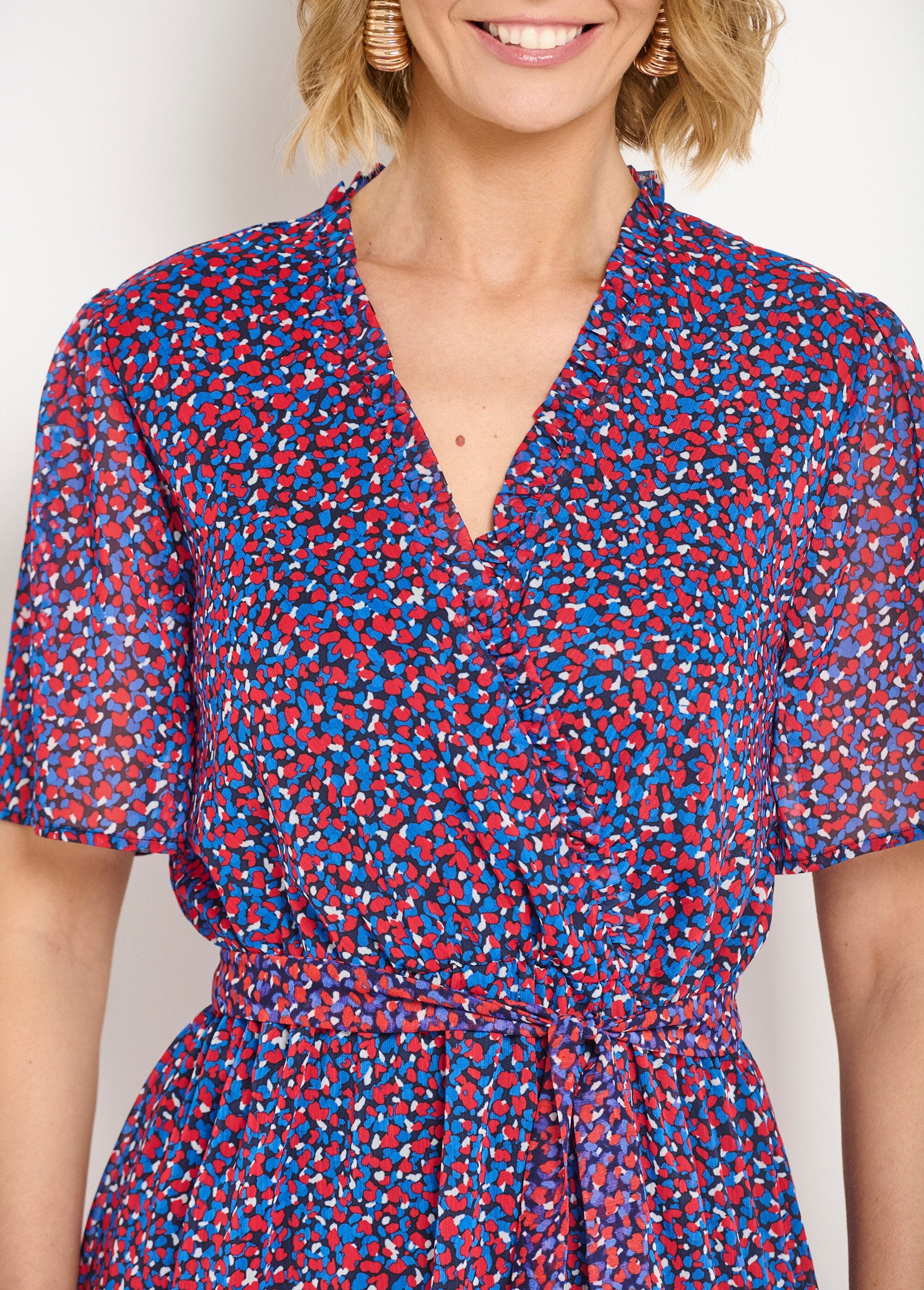 Abito_a_portafoglio_con_stampa_grafica_e_volant_in_voile_Marine_et_rouge_DE1_slim