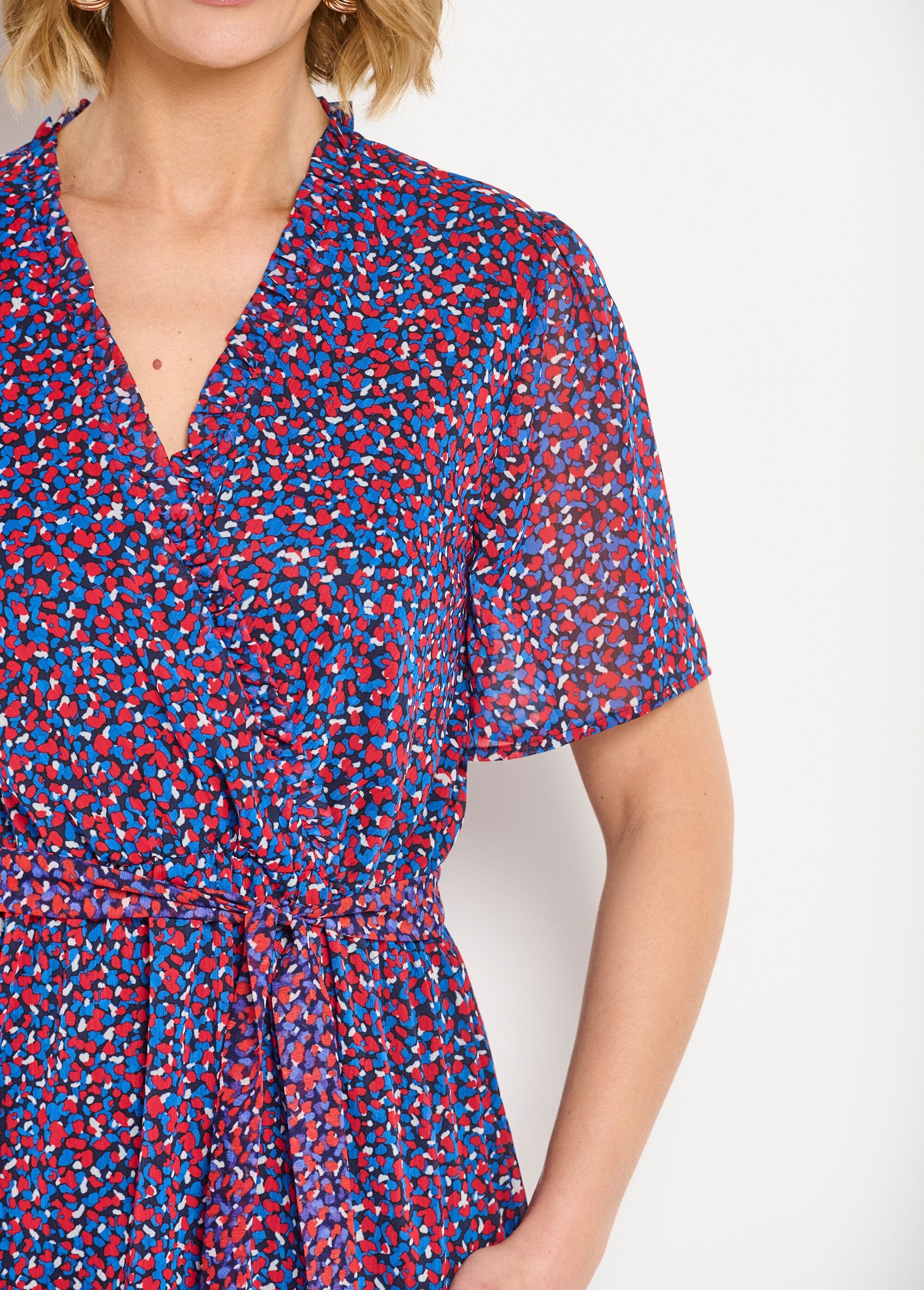 Abito_a_portafoglio_con_stampa_grafica_e_volant_in_voile_Marine_et_rouge_DE2_slim