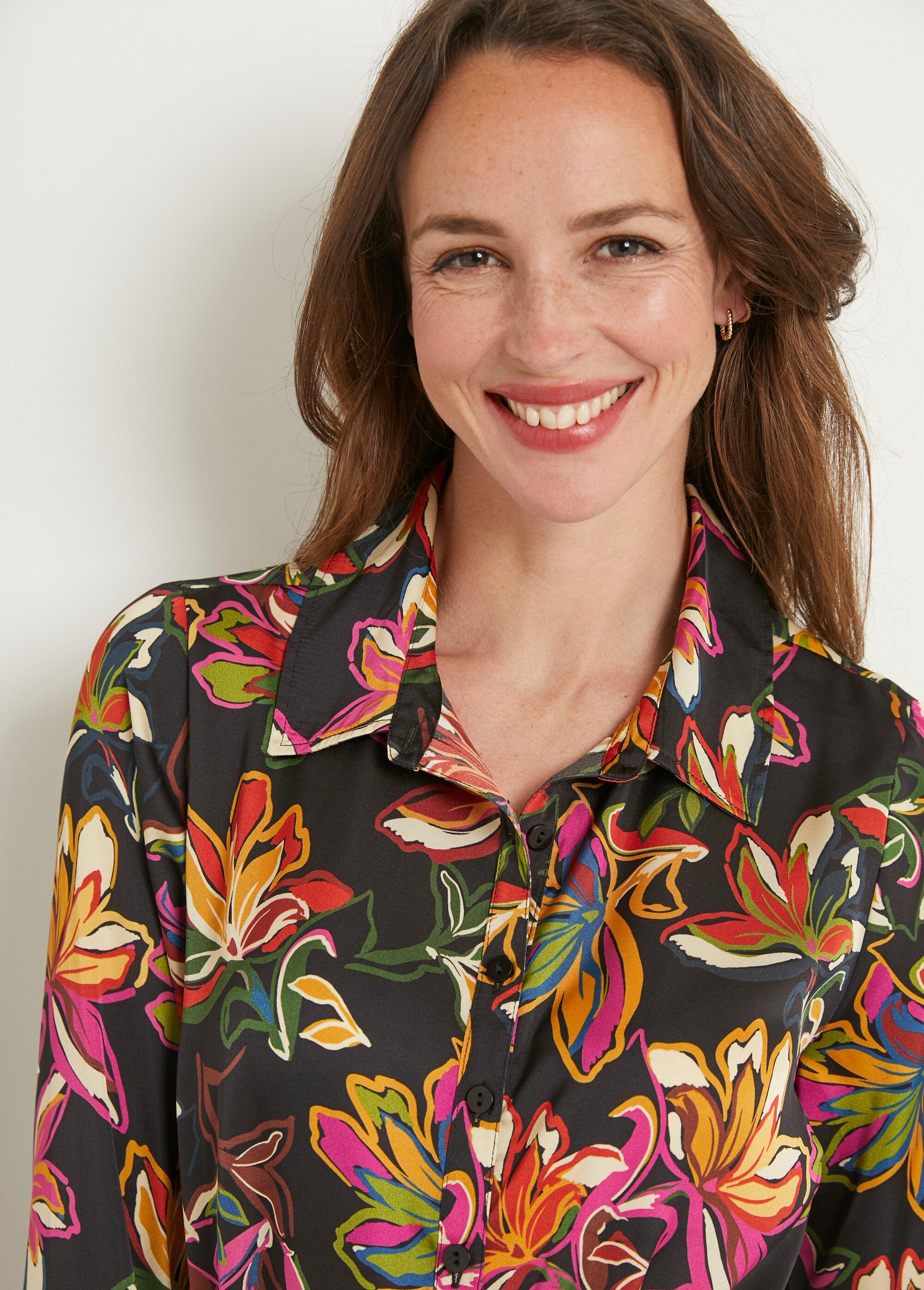 Abito_corto_a_maniche_lunghe_in_satin_floreale_Noir_et_rose_DE1_slim