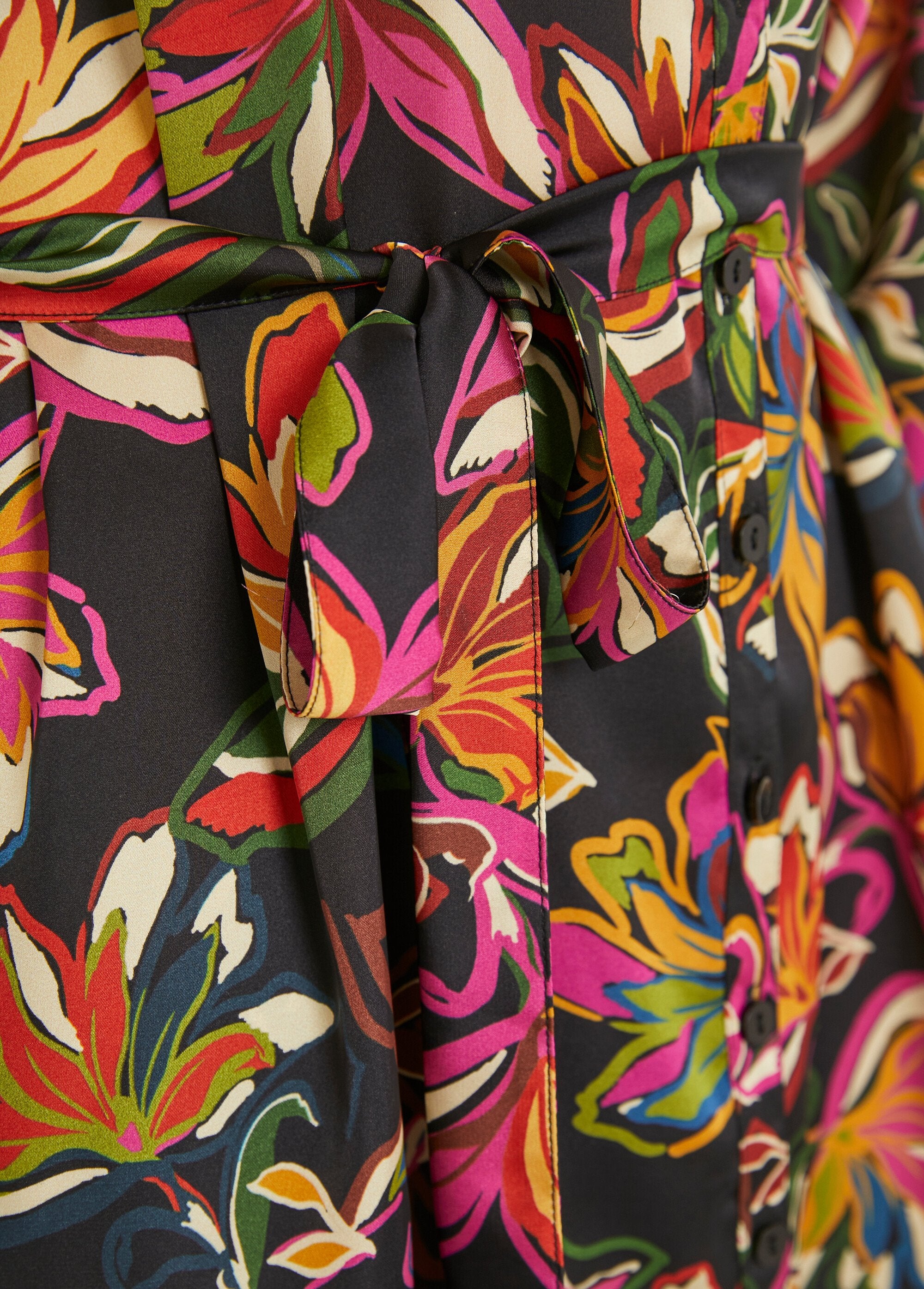 Abito_corto_a_maniche_lunghe_in_satin_floreale_Noir_et_rose_DE3_slim