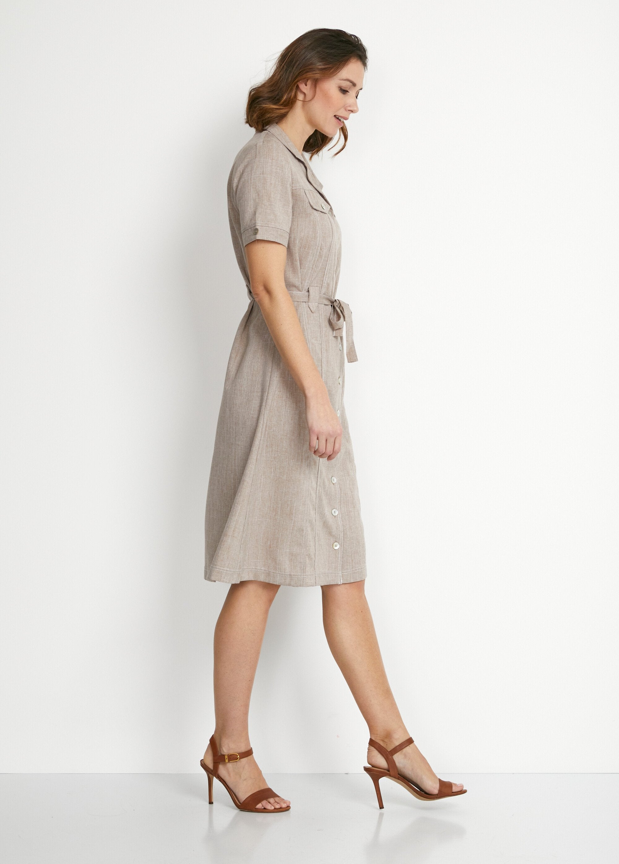 Abito_blusa_di_media_lunghezza_dal_taglio_dritto_Beige_DR1_slim