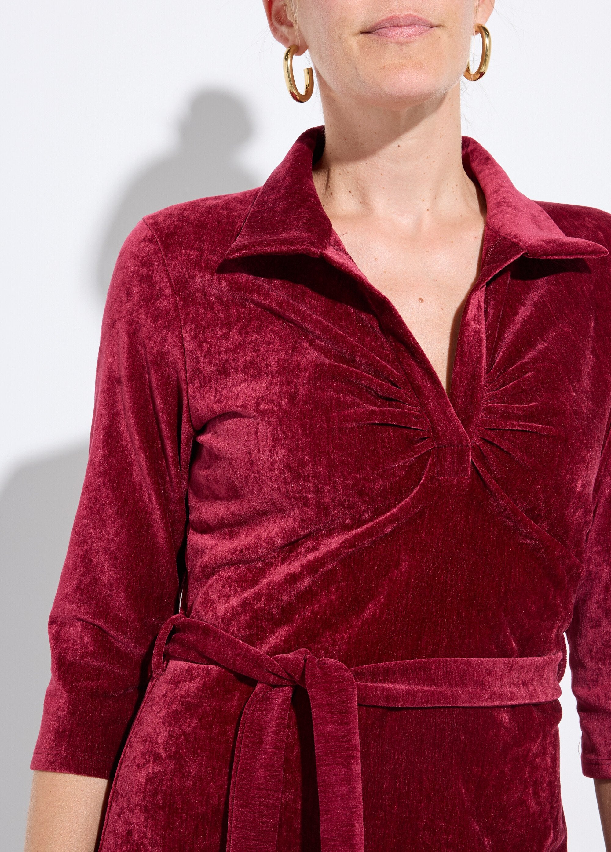 Abito_in_velluto_con_scollo_a_V_e_cintura_Bordeaux_DE1_slim