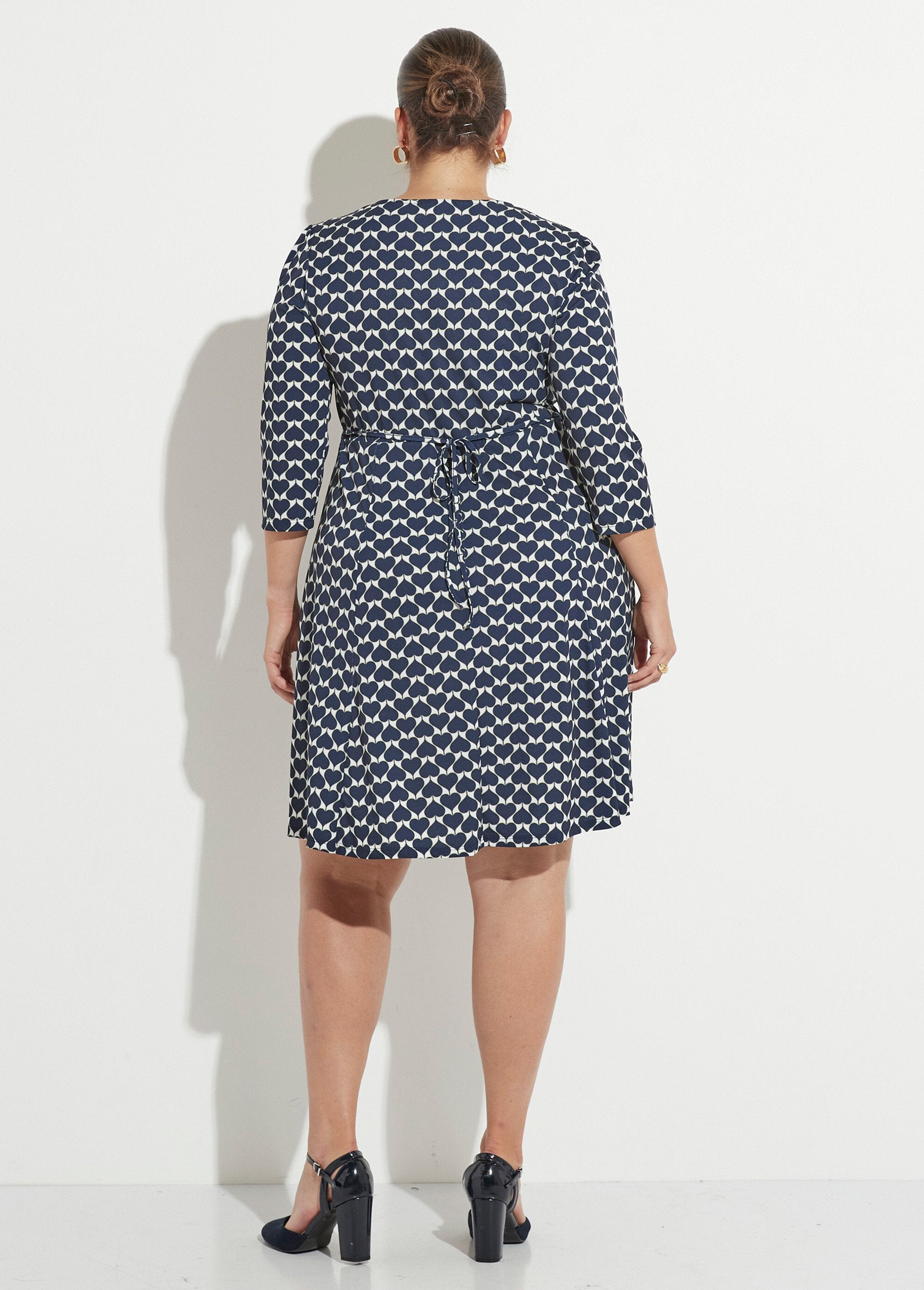 Abito_con_scollo_a_V_a_forma_di_cuore_e_chiusura_a_bottoni_Marine_DO1_curvy