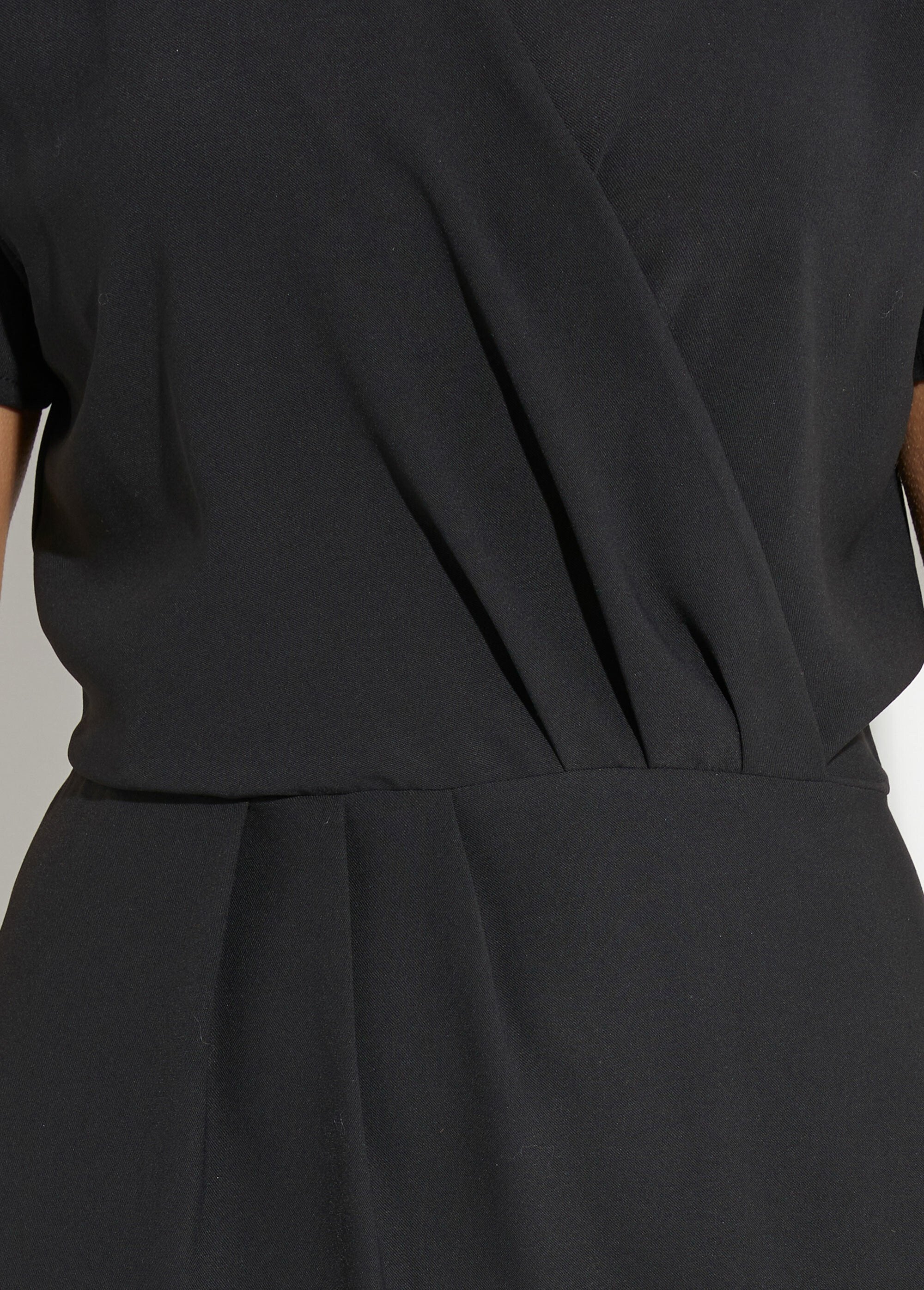 Abito_a_maniche_corte_con_scollo_a_V,_Essentiel_Noir_DE2_slim