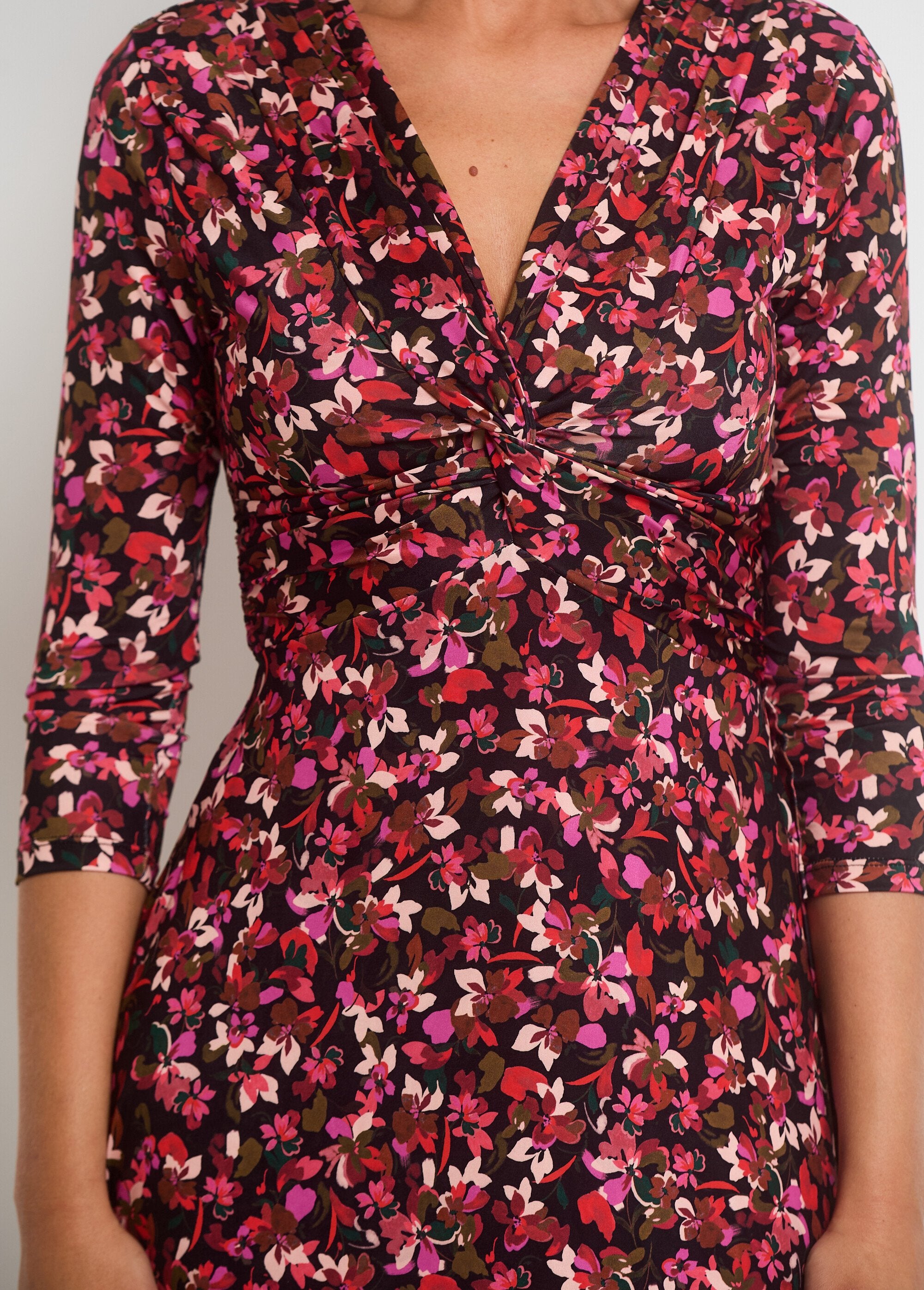 Abito_con_scollo_a_V_e_drappeggio_in_vita_con_stampa_floreale_Rouge_et_noir_DE2_slim