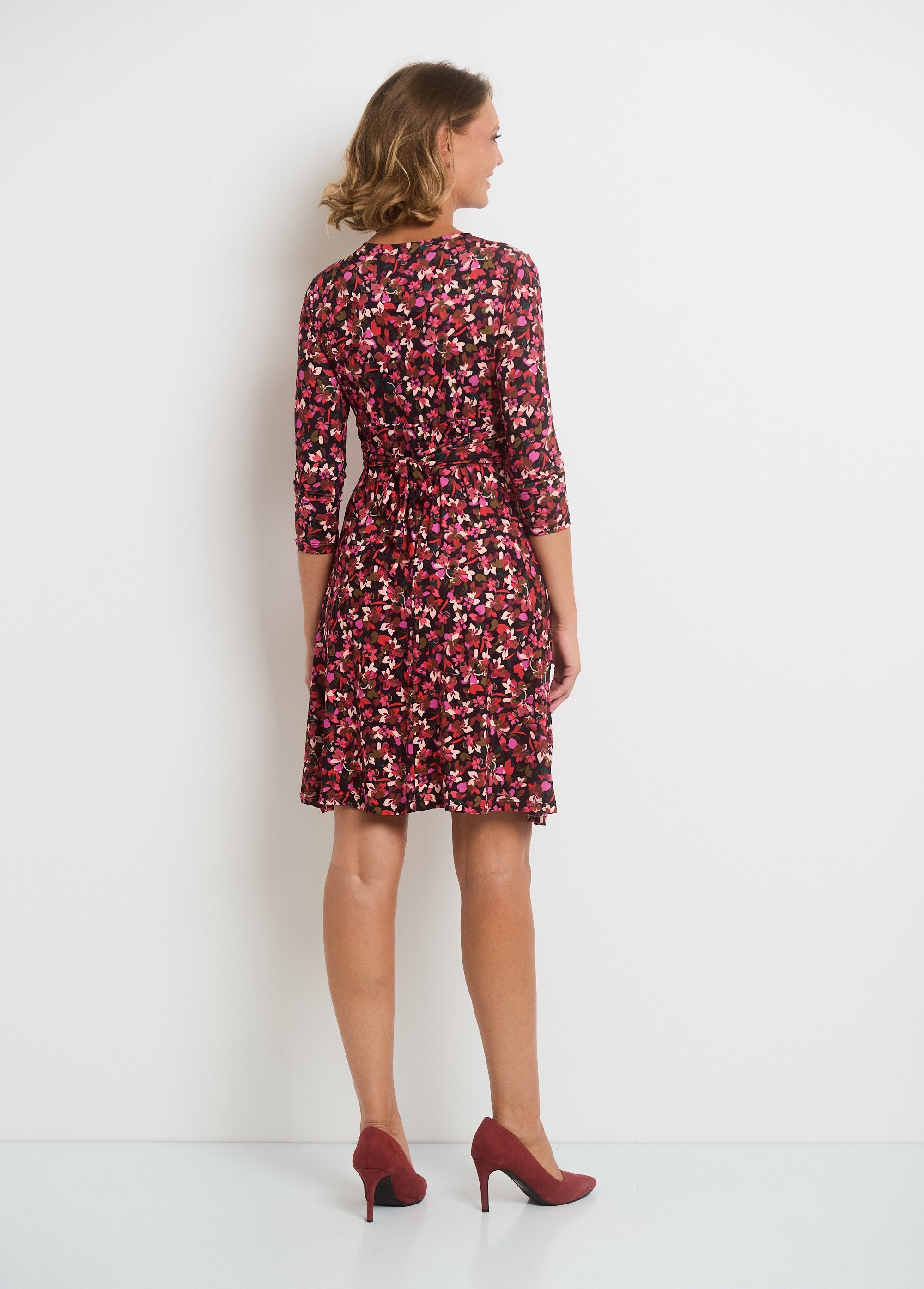 Abito_con_scollo_a_V_e_drappeggio_in_vita_con_stampa_floreale_Rouge_et_noir_DO1_slim