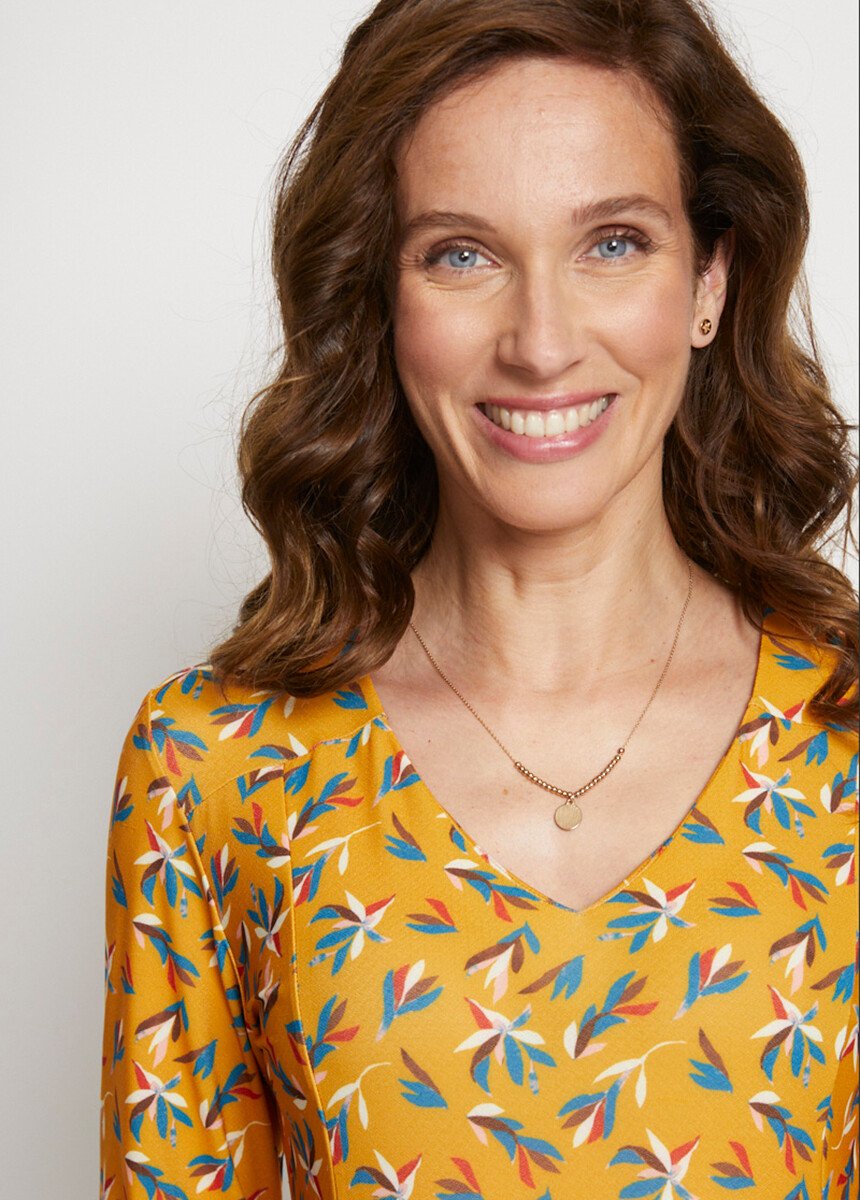 Abito_corto_con_cintura,_scollo_a_V,_maniche_a_3/4_Imprime_ocre_feuille_DE1_slim