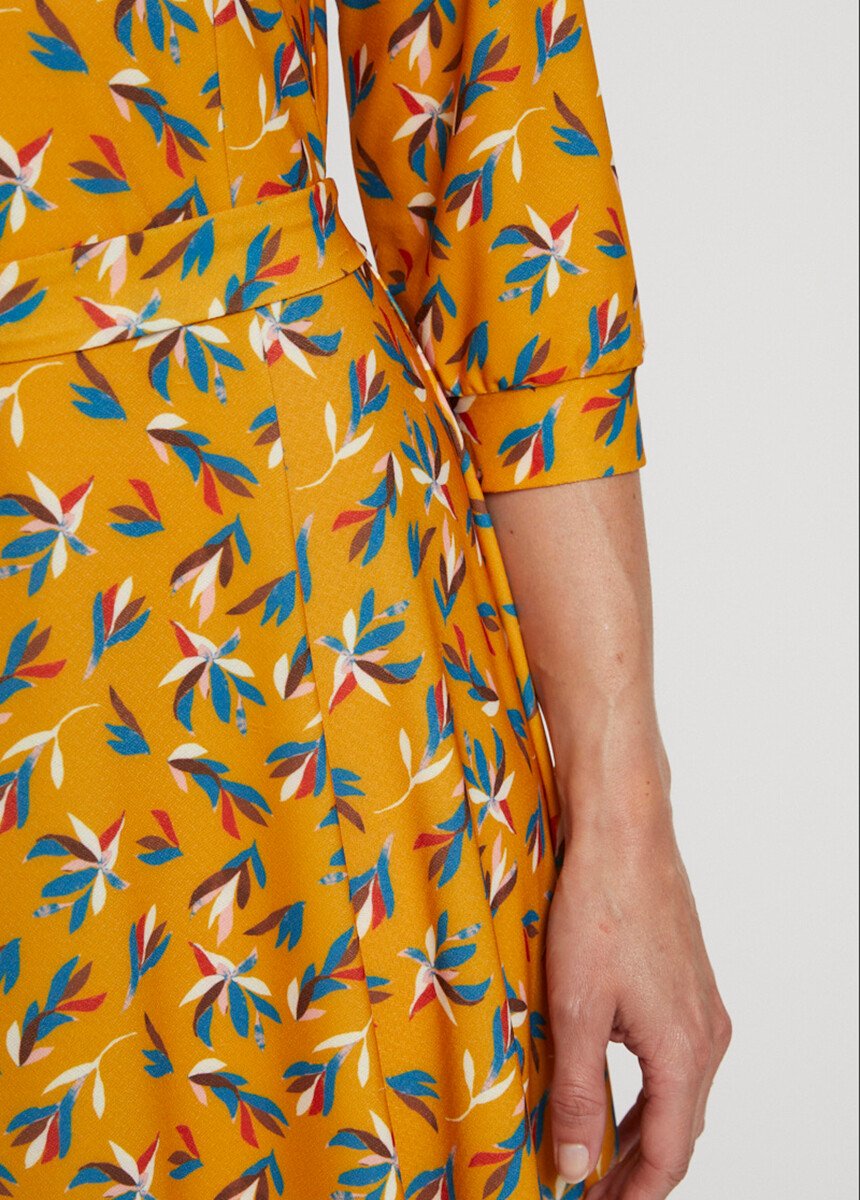 Abito_corto_con_cintura,_scollo_a_V,_maniche_a_3/4_Imprime_ocre_feuille_DE3_slim