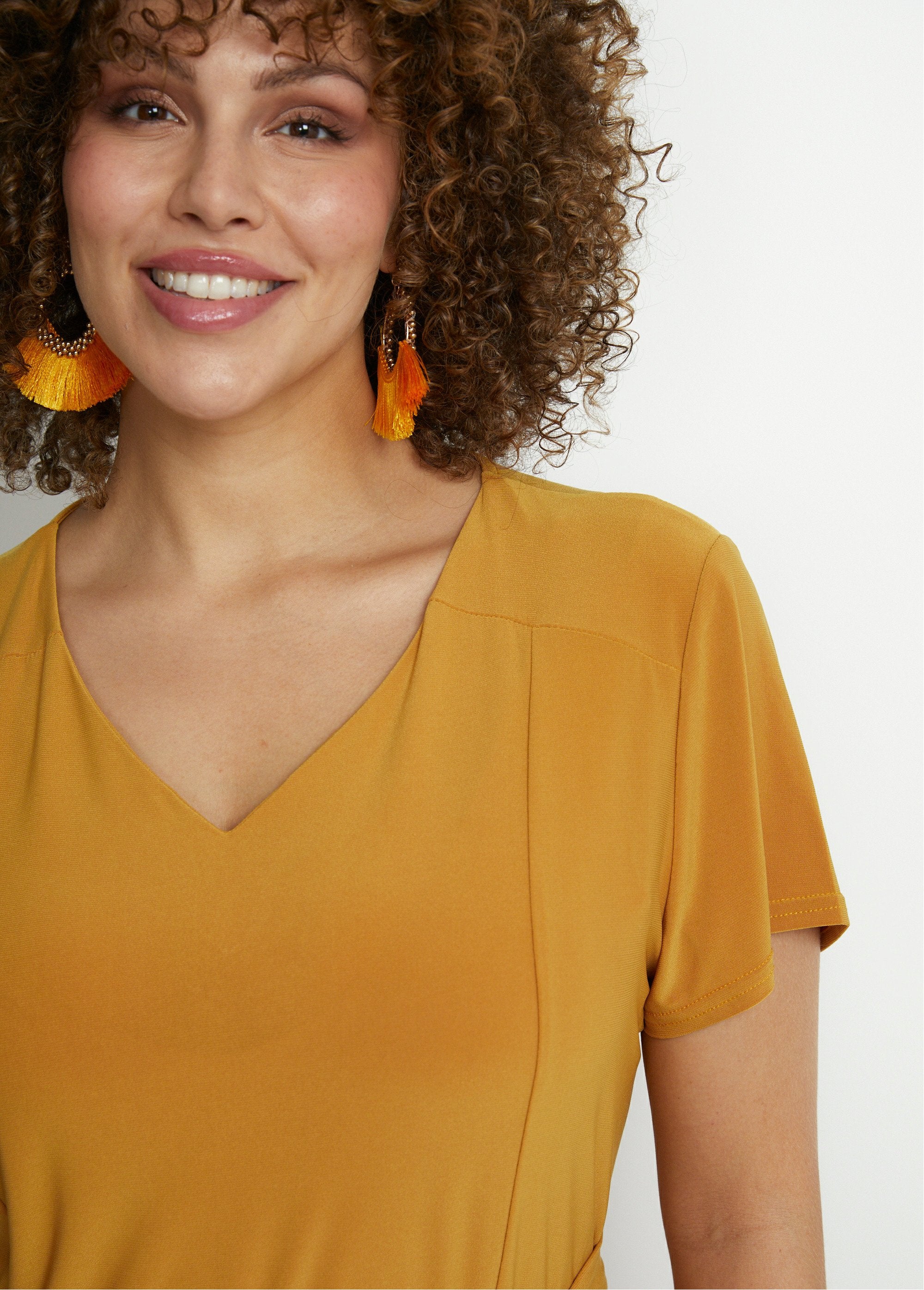 Abito_corto_con_scollo_a_V_e_cintura_Jaune_DE1_curvy