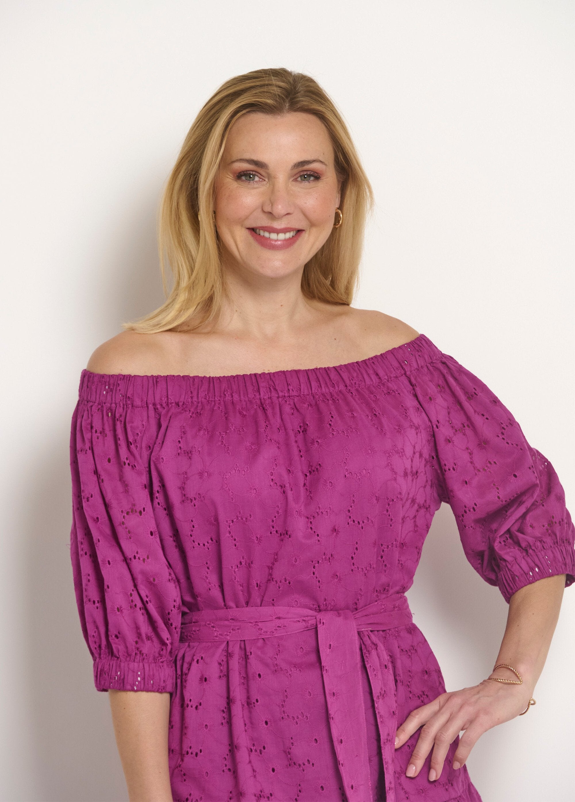 Abito_corto_con_colletto_Bardot,_broderie_anglaise_Violine_DE1_slim