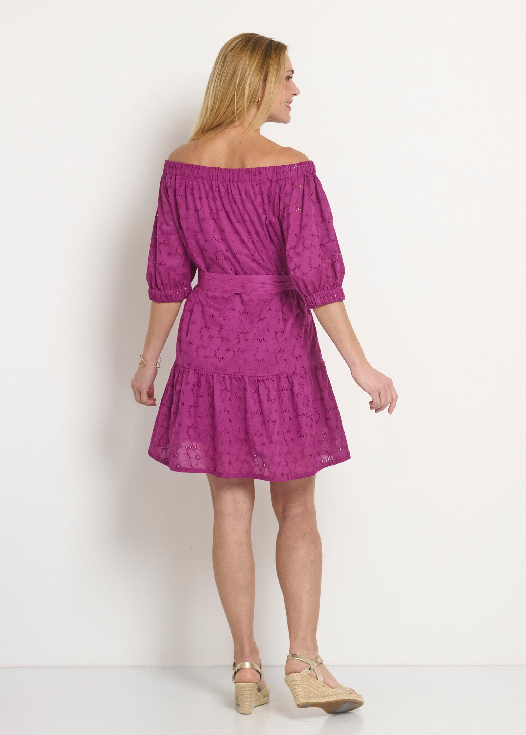 Abito_corto_con_colletto_Bardot,_broderie_anglaise_Violine_DO1_slim