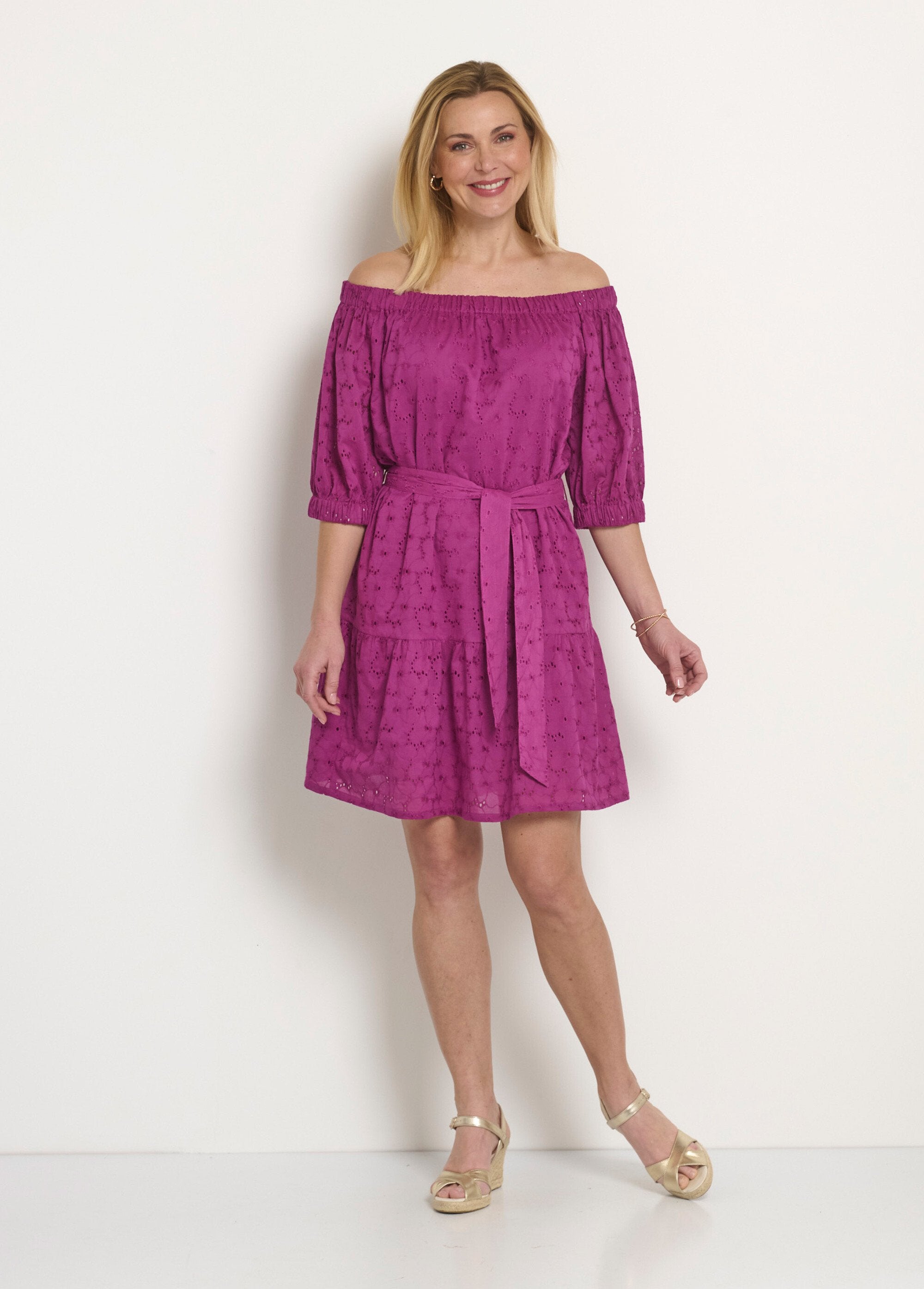Abito_corto_con_colletto_Bardot,_broderie_anglaise_Violine_FA1_slim