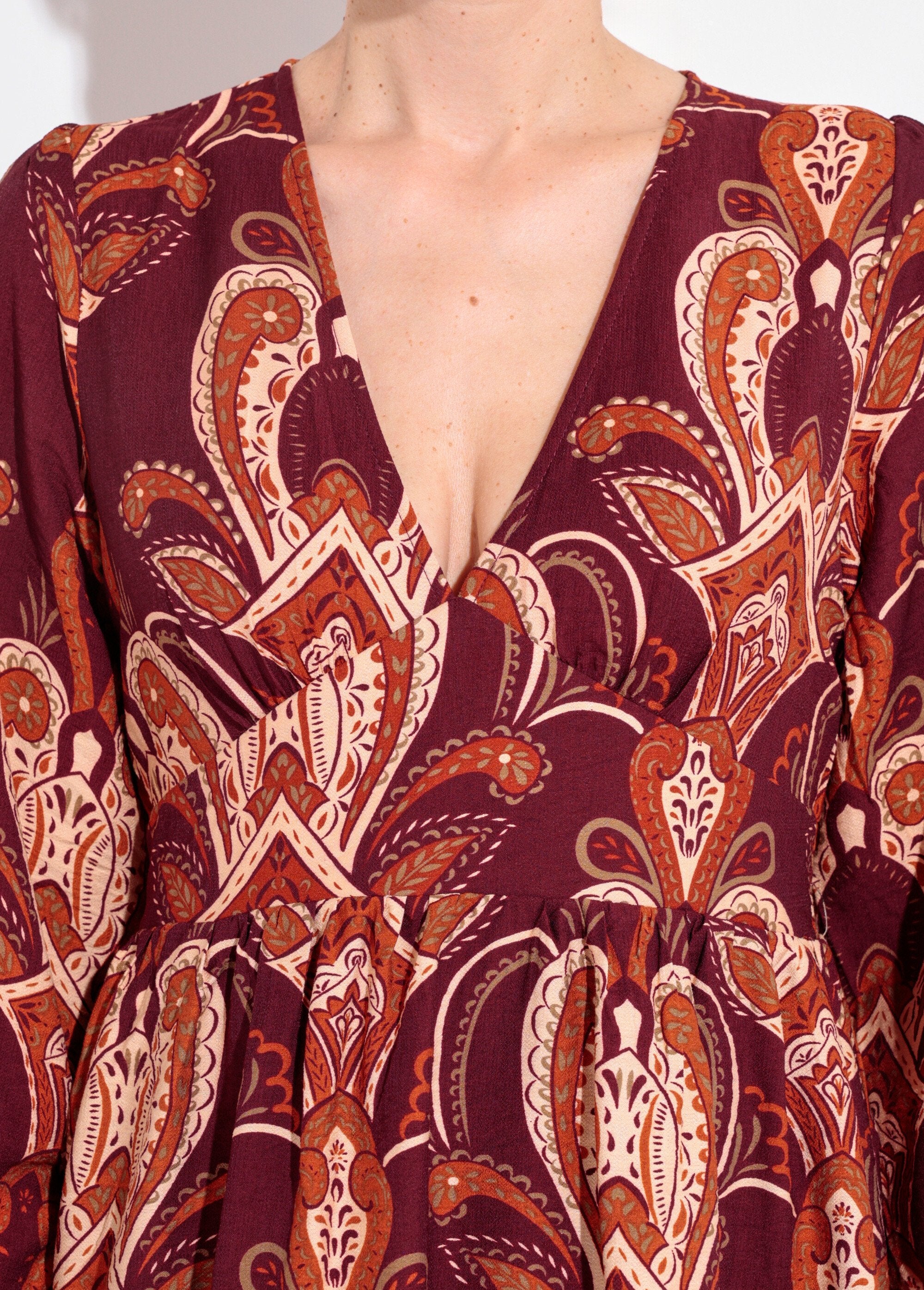 Abito_corto_con_scollo_a_V_e_stampa_paisley_Bordeaux_DE1_slim