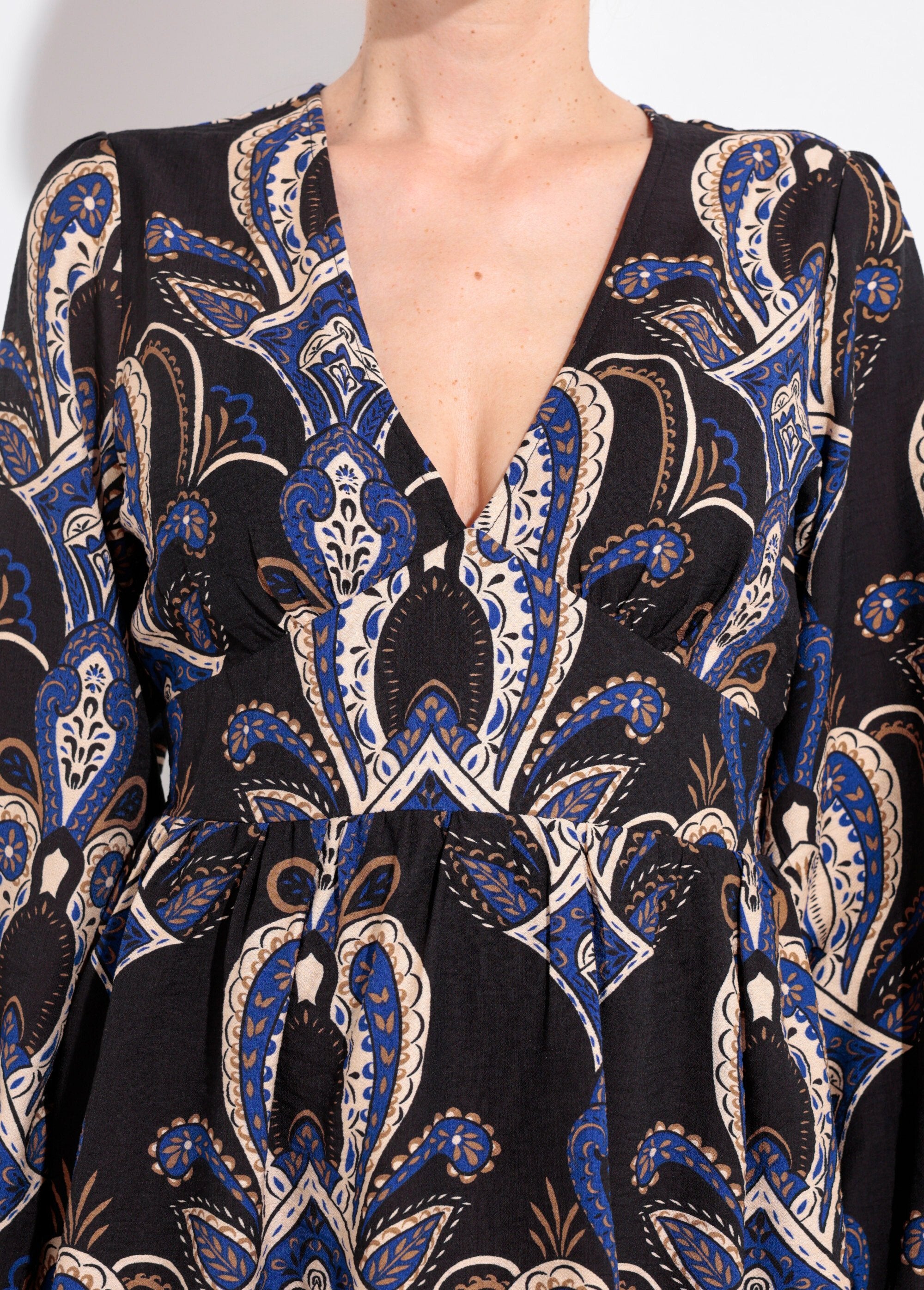 Abito_corto_con_scollo_a_V_e_stampa_paisley_Marine_DE1_slim