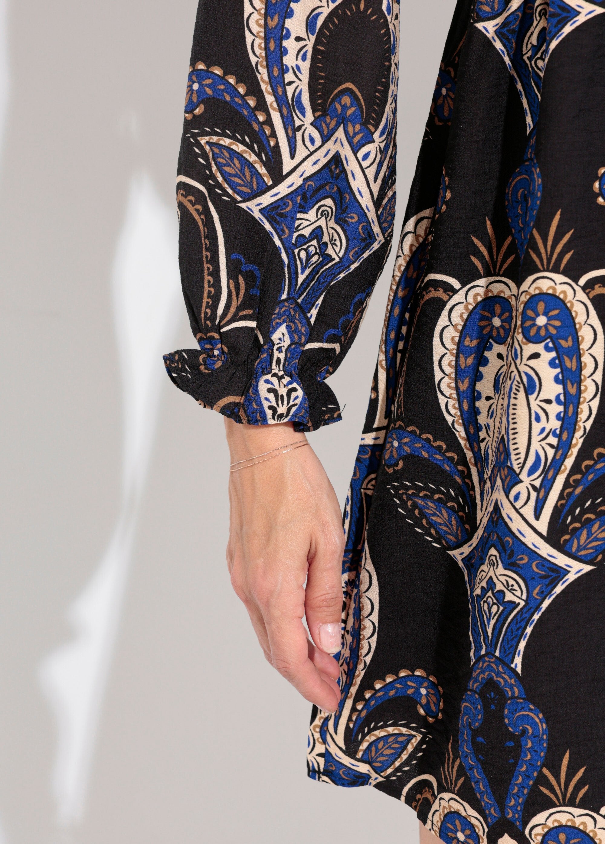 Abito_corto_con_scollo_a_V_e_stampa_paisley_Marine_DE2_slim