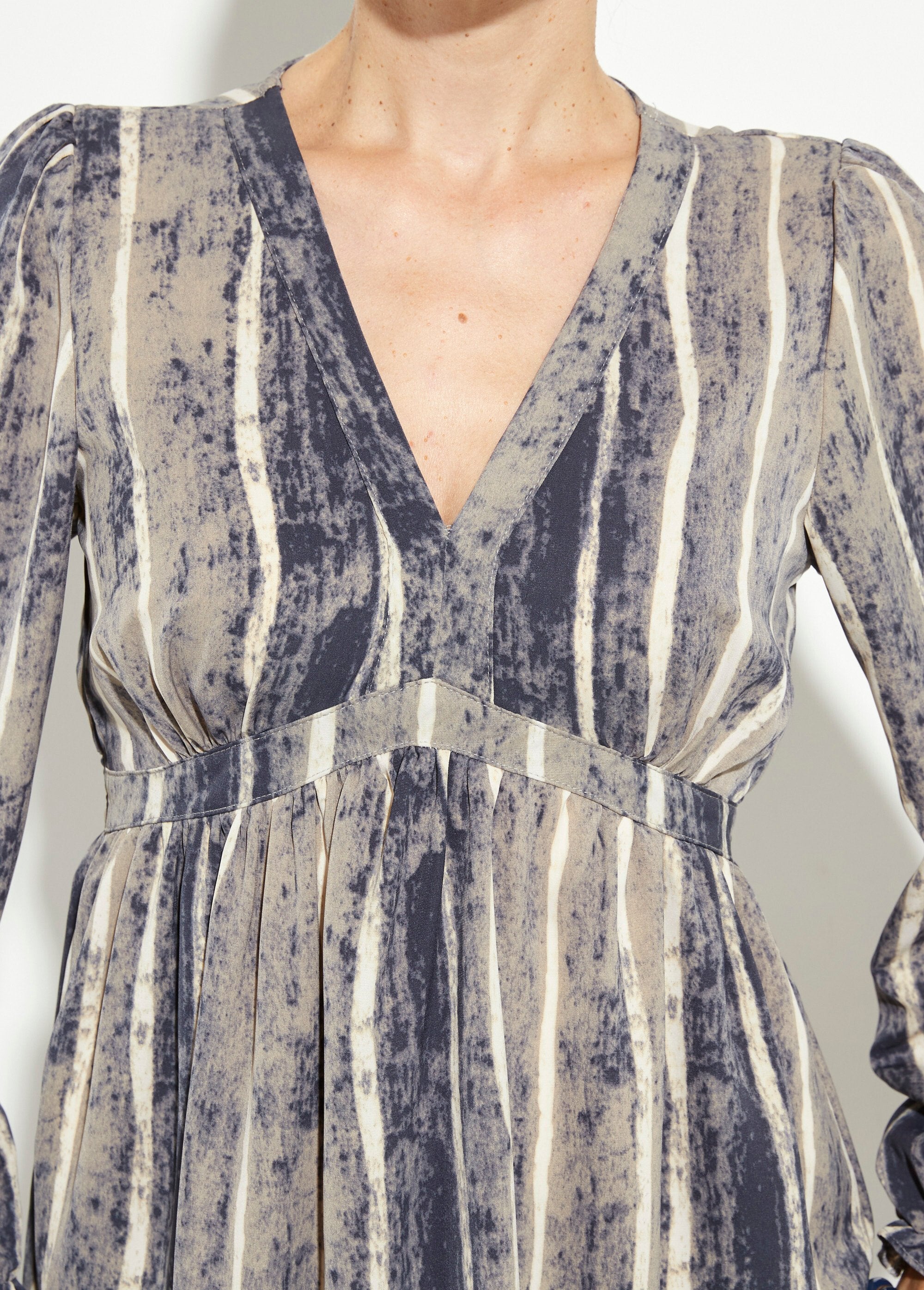 Abito_corto_a_pieghe_a_vita_alta_con_scollo_a_V_Gris_et_ecru_DE1_slim